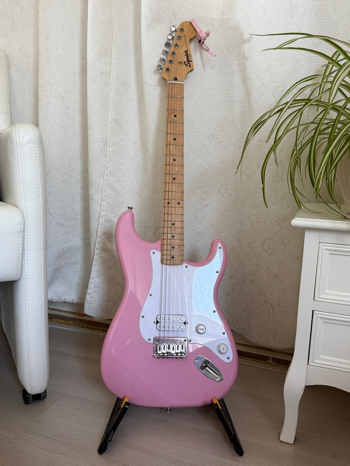 Squier Sonic Strat HT H Flash Pink + Capo & Gitaarstand, Muziek en Instrumenten, Ophalen of Verzenden, Nieuw, Solid body, Fender