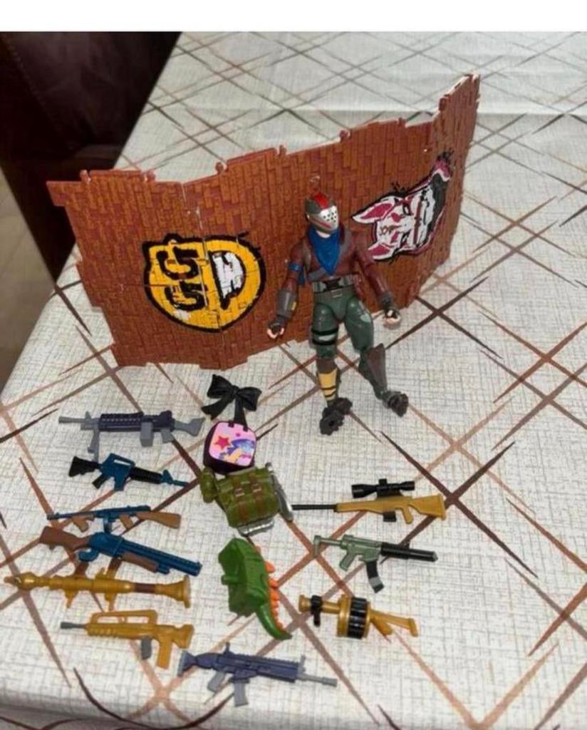 Fortnite figuur met wapens en muur, Ophalen of Verzenden, Zo goed als nieuw