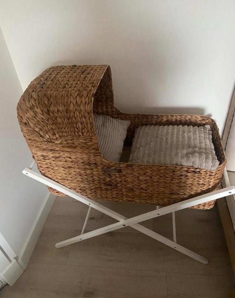 Mooi inklapbaar rotan wiegje met standaard en matrasje, Ophalen of Verzenden, Zo goed als nieuw, Wieg