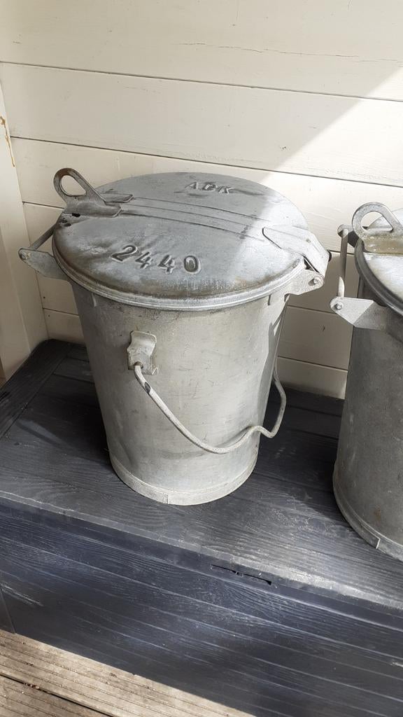 2 Vintage zinken vuilnisemmers, Ophalen, Gebruikt, Zink, Met deksel