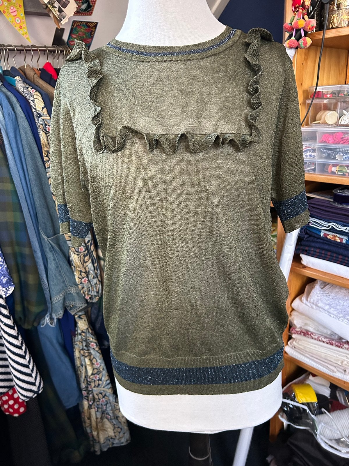 Olijfgroen truitje met blauwe glitter randjes, Kleding | Dames, Maat 38/40 (M), Ophalen of Verzenden, Korte mouw, Gedragen