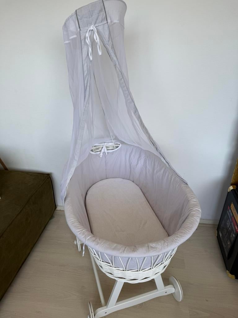 Baby wieg wit op wieltjes, Ophalen, Zo goed als nieuw, Wieg