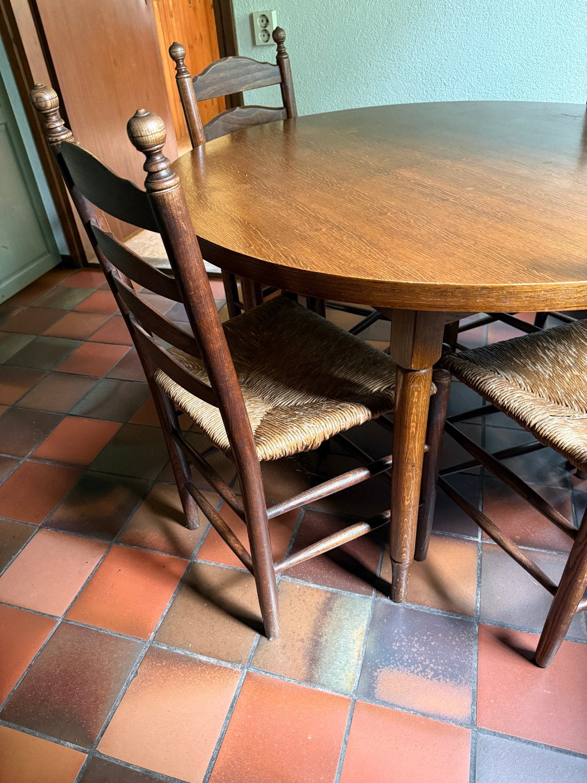 Oude ronde tafel met 4 boeren knopjes stoelen, Ophalen