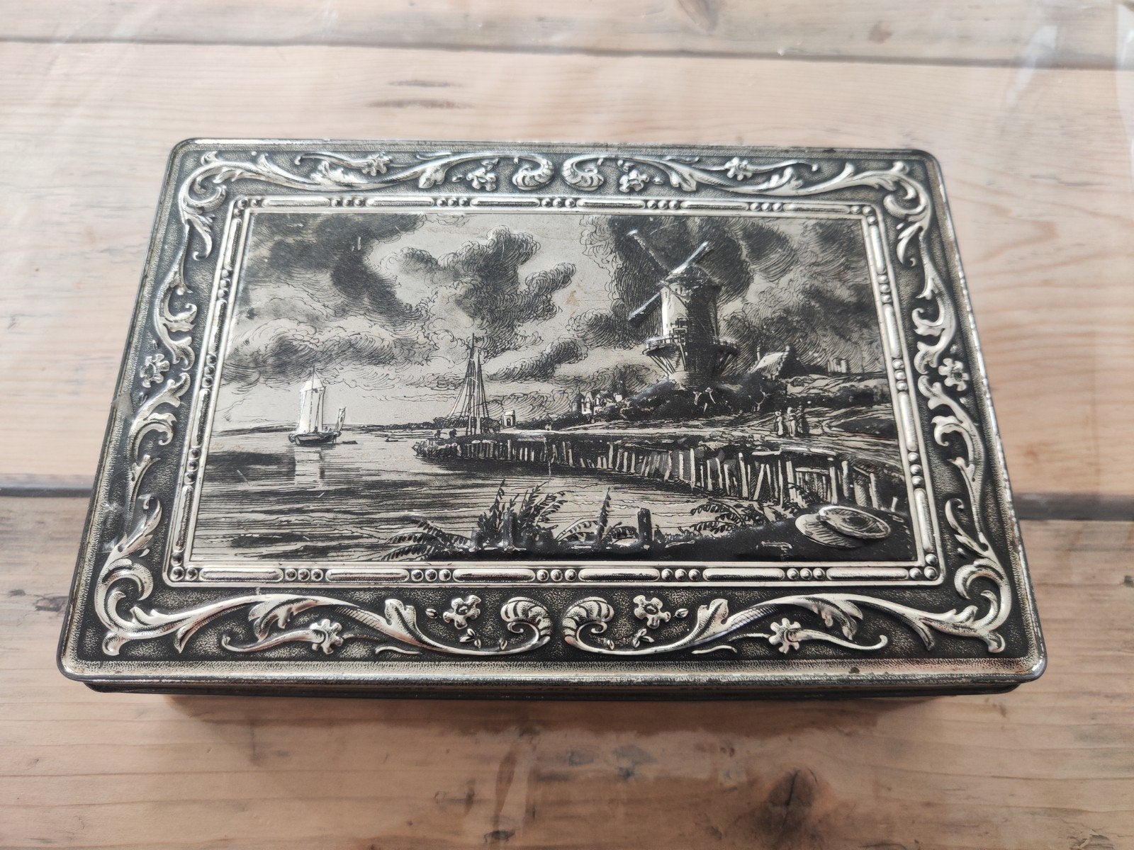Antieke Victoria Biscuit Company blikken doos met molen, Ophalen of Verzenden