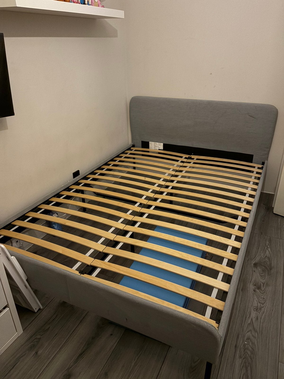 IKEA bedframe SLATTUM lichtgrijs, Huis en Inrichting, Slaapkamer | Bedden, Ophalen, Tweepersoons, 140 cm, Zo goed als nieuw