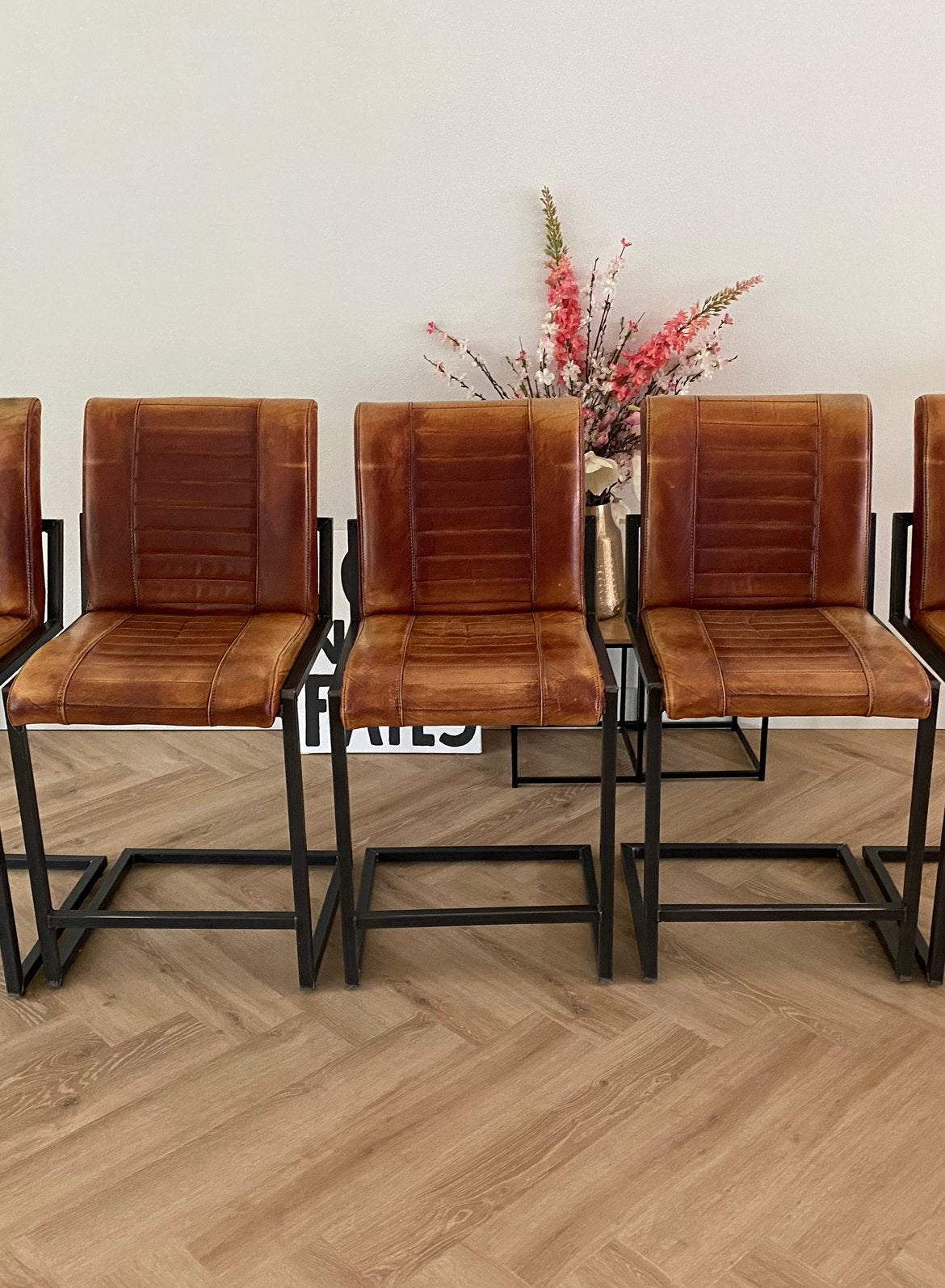 3x Hoge cognackleurige barstoelen, Huis en Inrichting, Barkrukken, Zo goed als nieuw, 90 cm of meer, Leer, 3 krukken, Met voetsteun