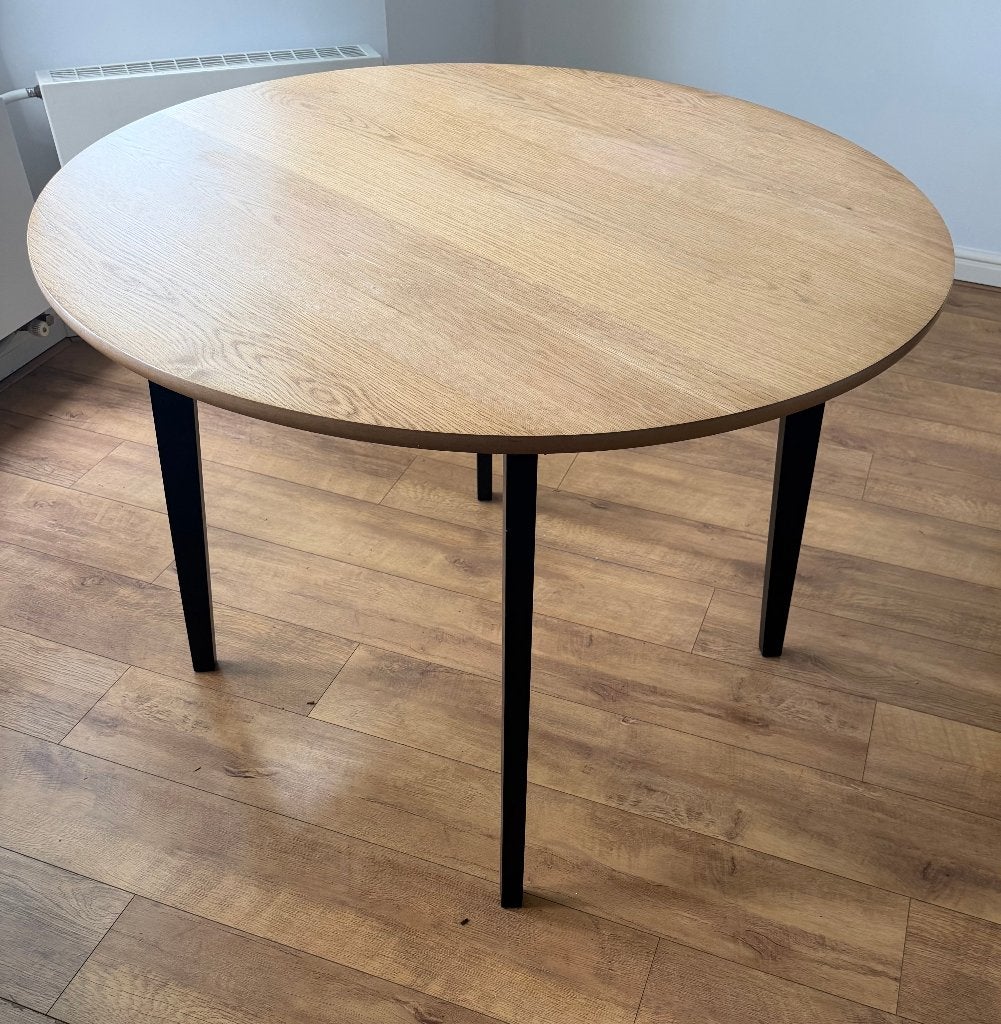 Ronde eiken tafel met zwarte poten 105 cm, Huis en Inrichting, Tafels | Eettafels, Ophalen, Gebruikt, Modern, Vier personen