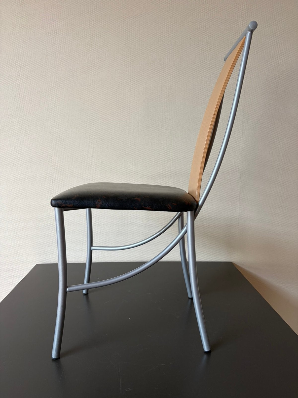 Vintage Italiaanse design stoel, Ophalen, Zwart, Zo goed als nieuw, Metaal