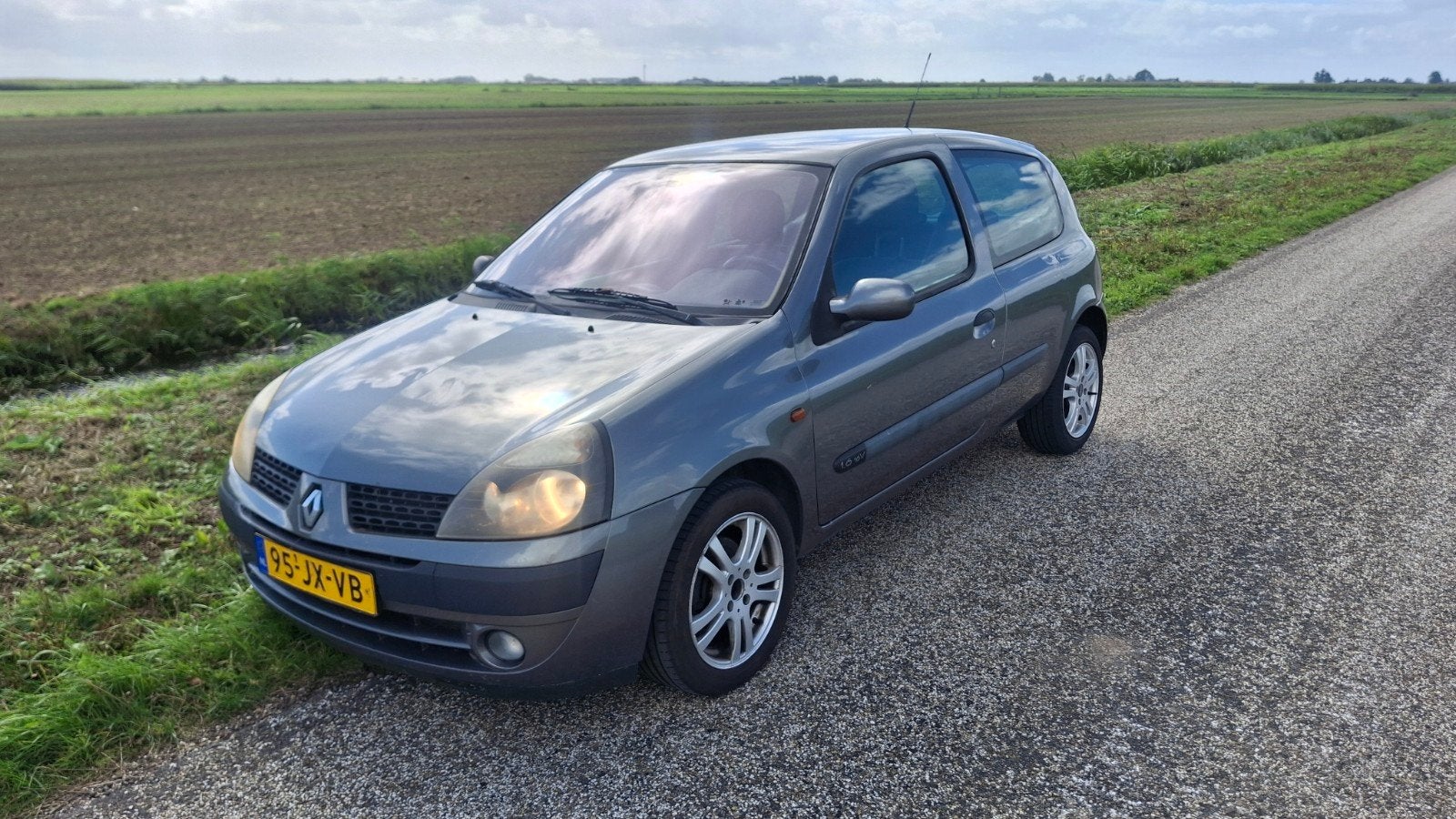 Renault Clio 1.6 16V Dynbas E4 2002 Grijs, Auto's, Voorwielaandrijving, 970 kg, 535 kg, 40 €/maand