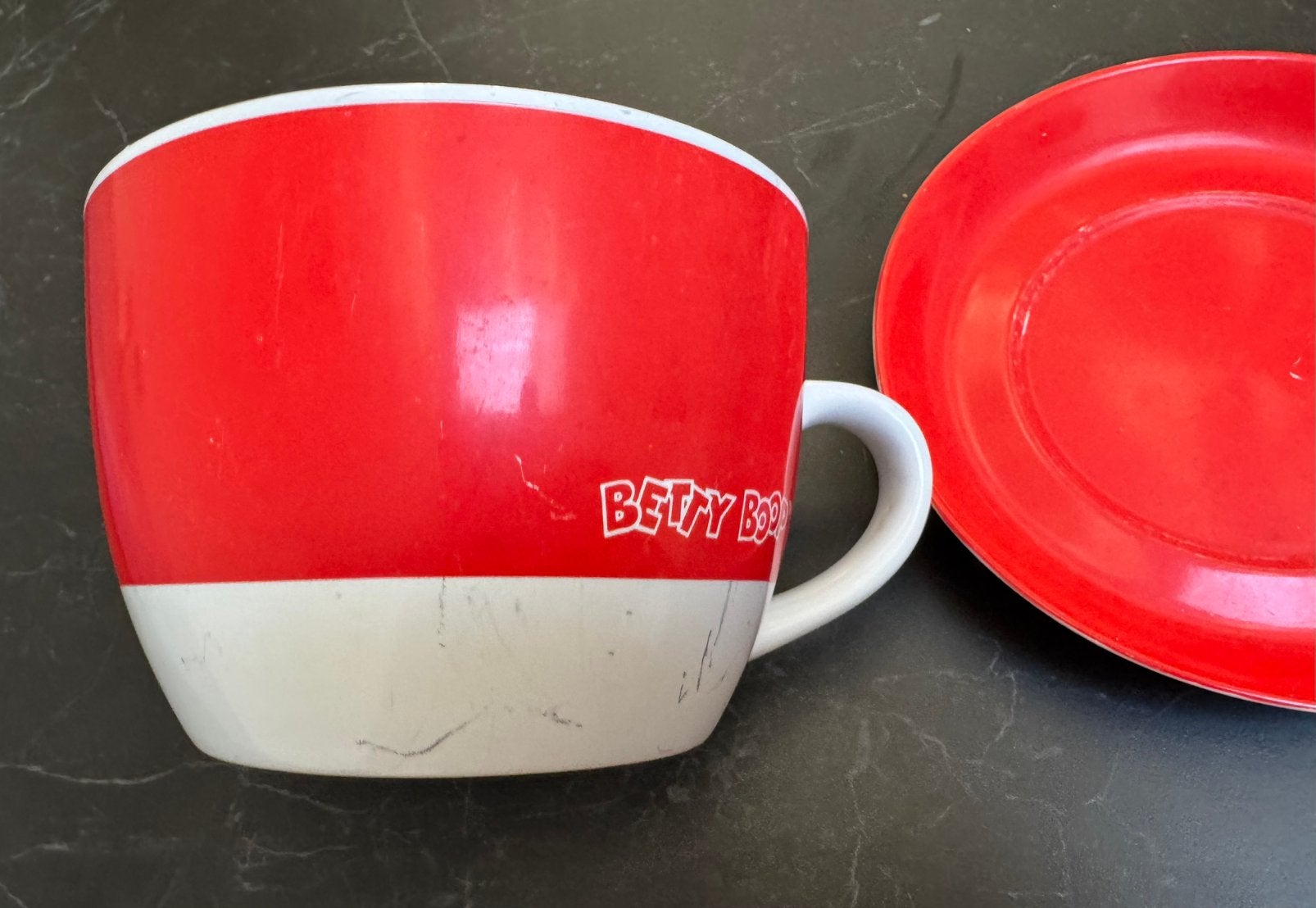 Ernstig beschadigde betty boop soepkom kom schotel rood, Huis en Inrichting, Keuken | Servies, Ophalen of Verzenden, Gebruikt