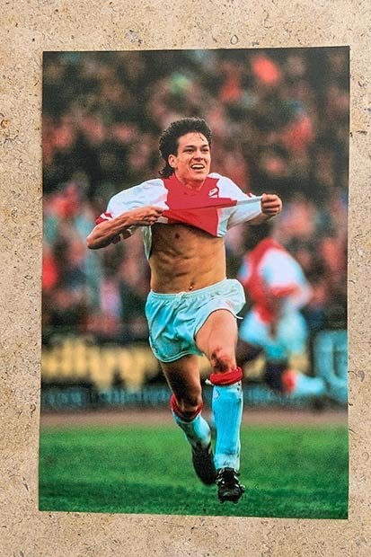 Org kleurenfoto 20x30 cm van Ajax speler Jari Litmanen 1993, Verzenden, Nieuw, Ajax, Poster, Plaatje of Sticker