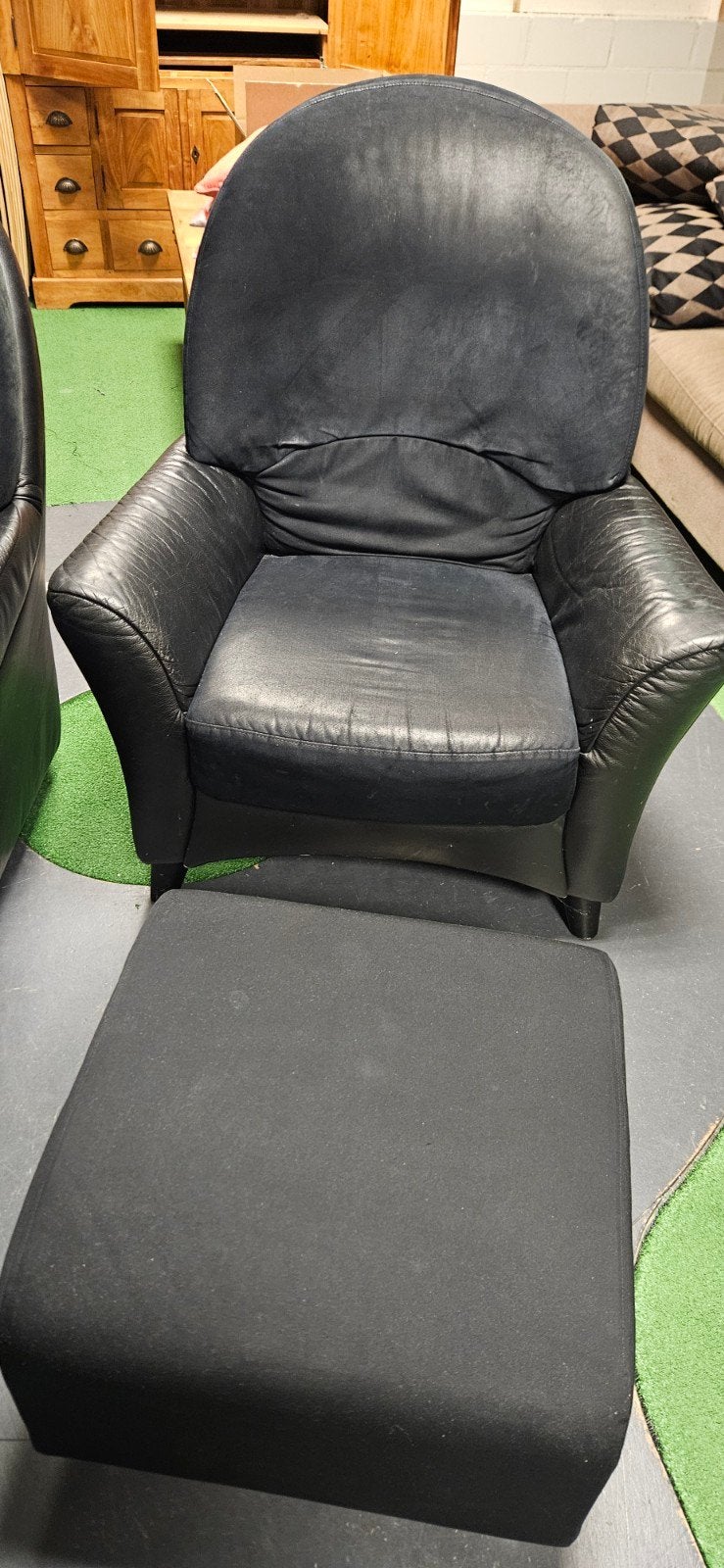 Gratis Comfortabele zwarte leren fauteuil met poef, Ophalen, Gebruikt, Modern comfort, 75 tot 100 cm