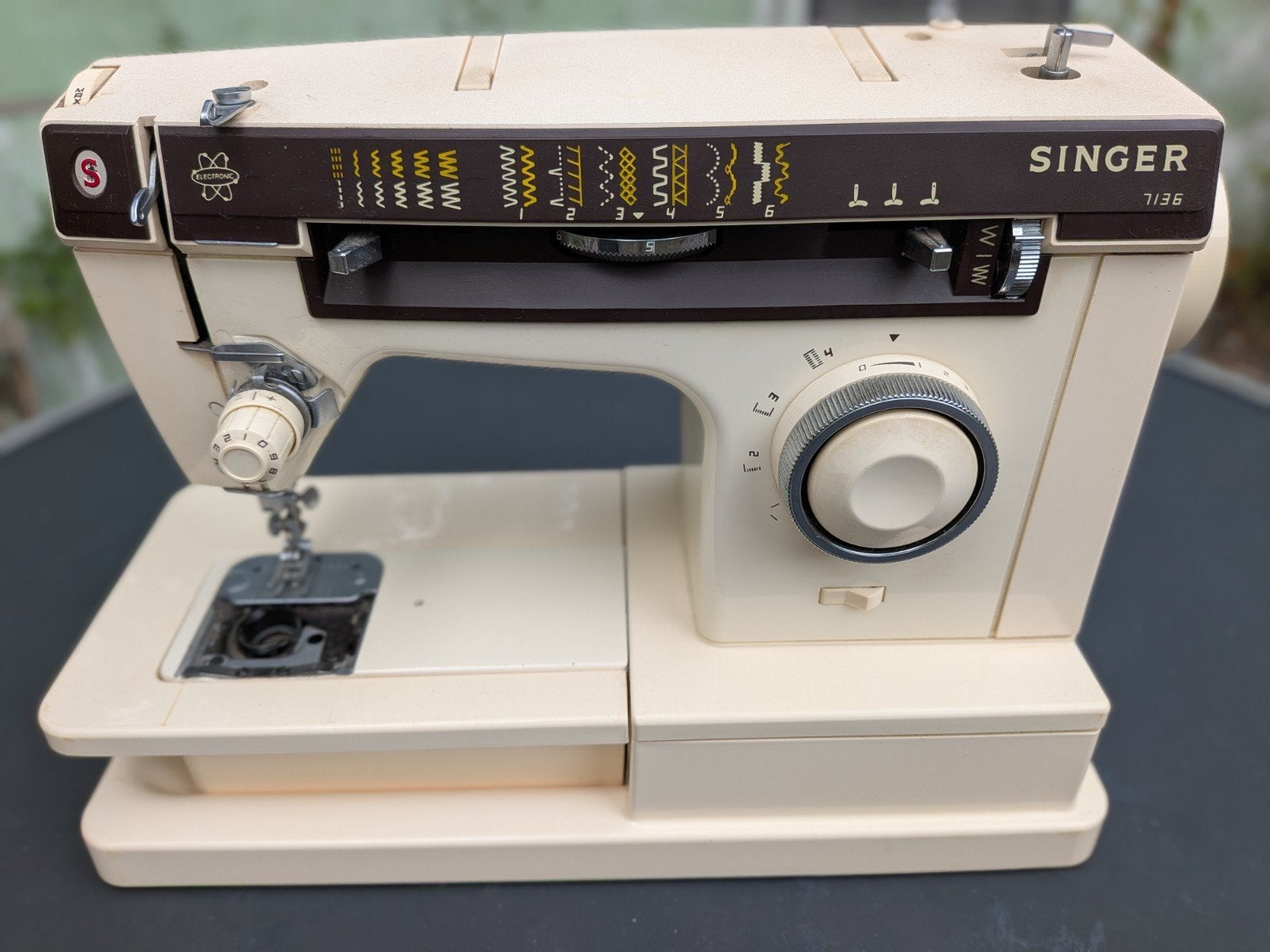 Singer 7136 Naaimachine met voetpedaal, Ophalen, Gebruikt, Naaimachine, Singer