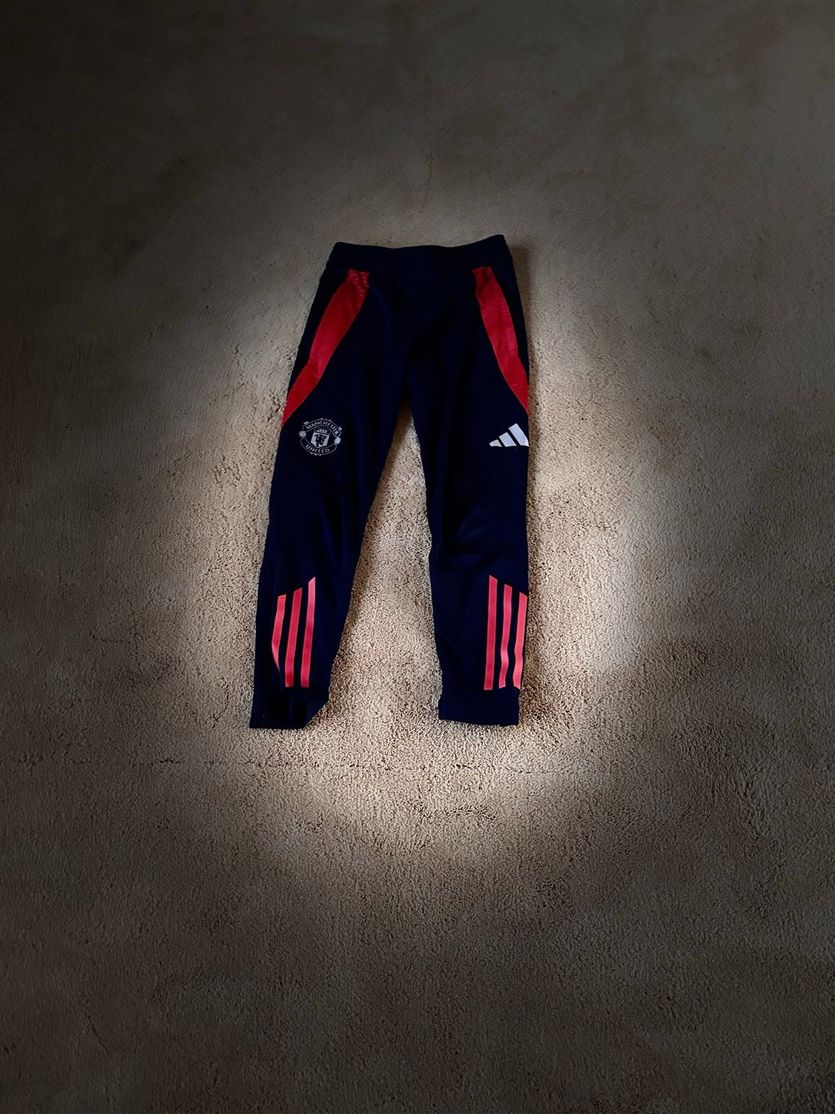 Manchester United trainingsbroek maat 7-8/128 Adidas, Ophalen of Verzenden, Gebruikt, Jongen, Broek
