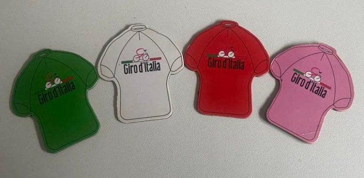 4 Magneten van de Giro d'Italia. In vorm van trui., Verzamelen, Ophalen, Zo goed als nieuw