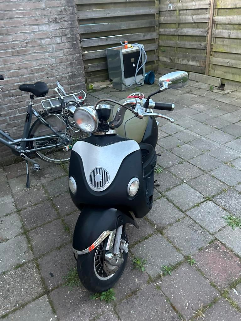 Zhen scooter geel kenteken, Fietsen en Brommers, Snorfietsen en Snorscooters, Overige merken, Gebruikt, Ophalen of Verzenden, Benzine