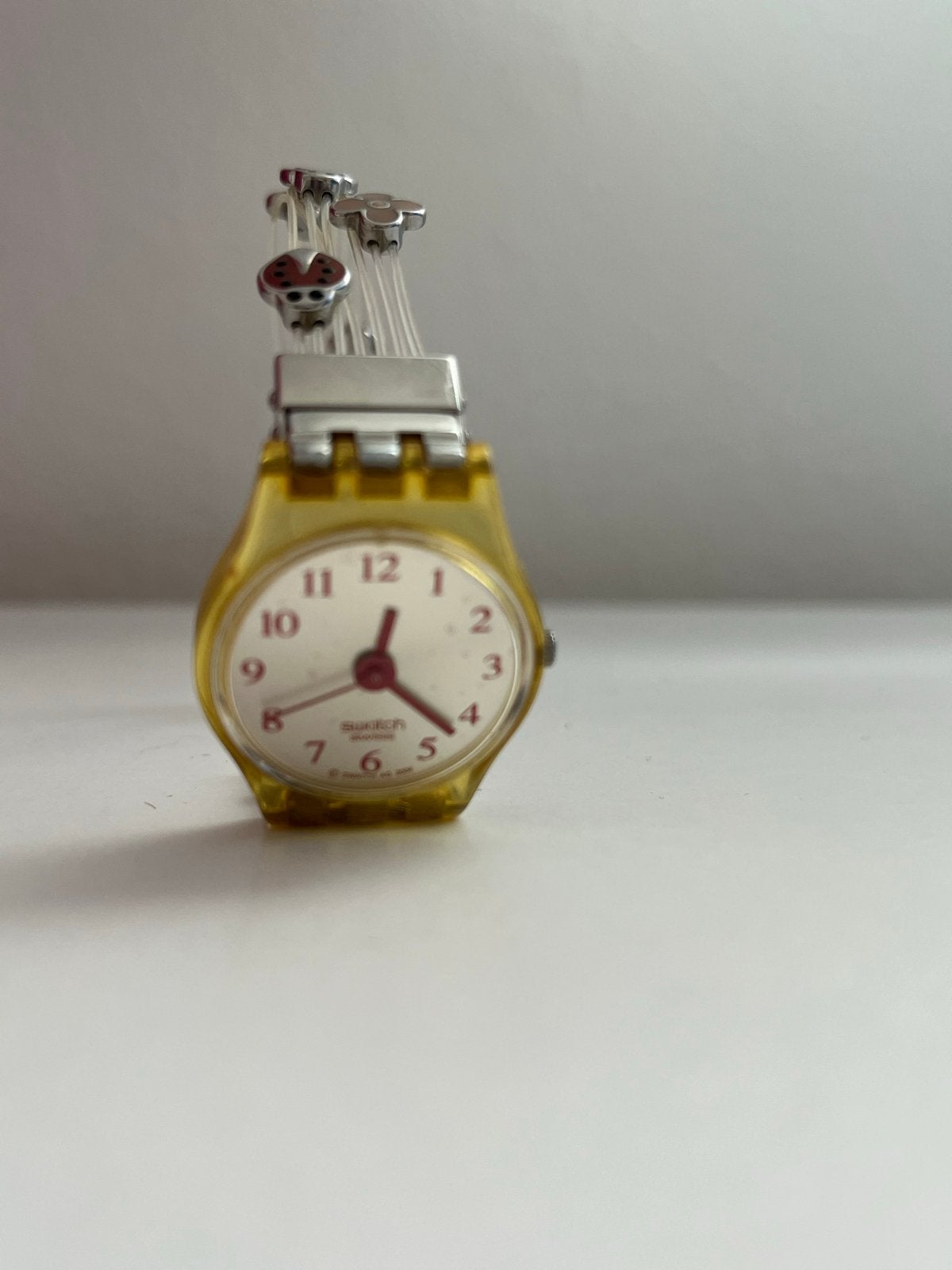Vintage Swatch Polshorloge met bedeltjes, Sieraden, Tassen en Uiterlijk, Ophalen, Kunststof, Gebruikt, Polshorloge