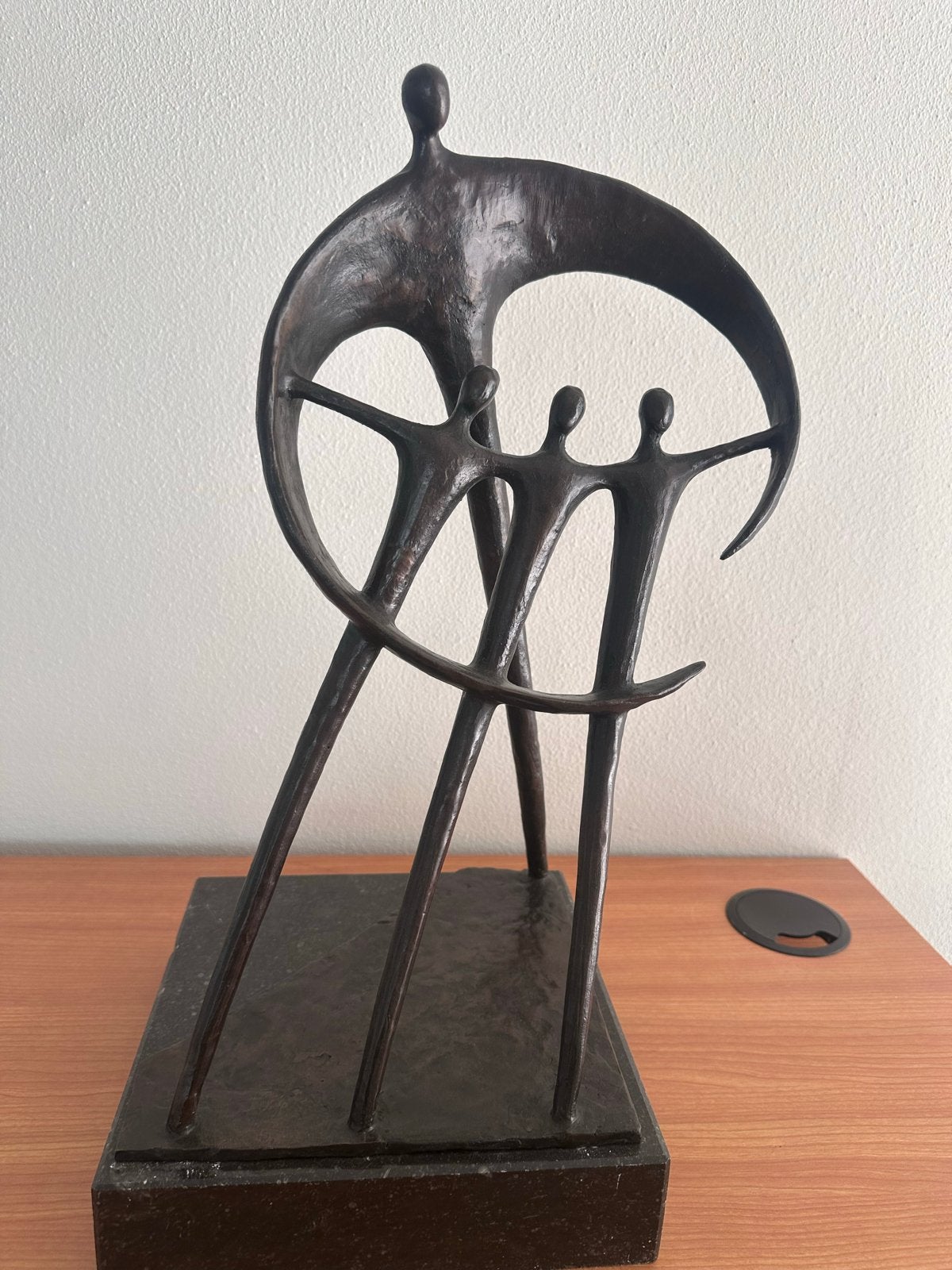 Abstract bronzen beeld van familie op sokkel, Groep mensen, Ophalen of Verzenden, Brons, 20 - 50 cm
