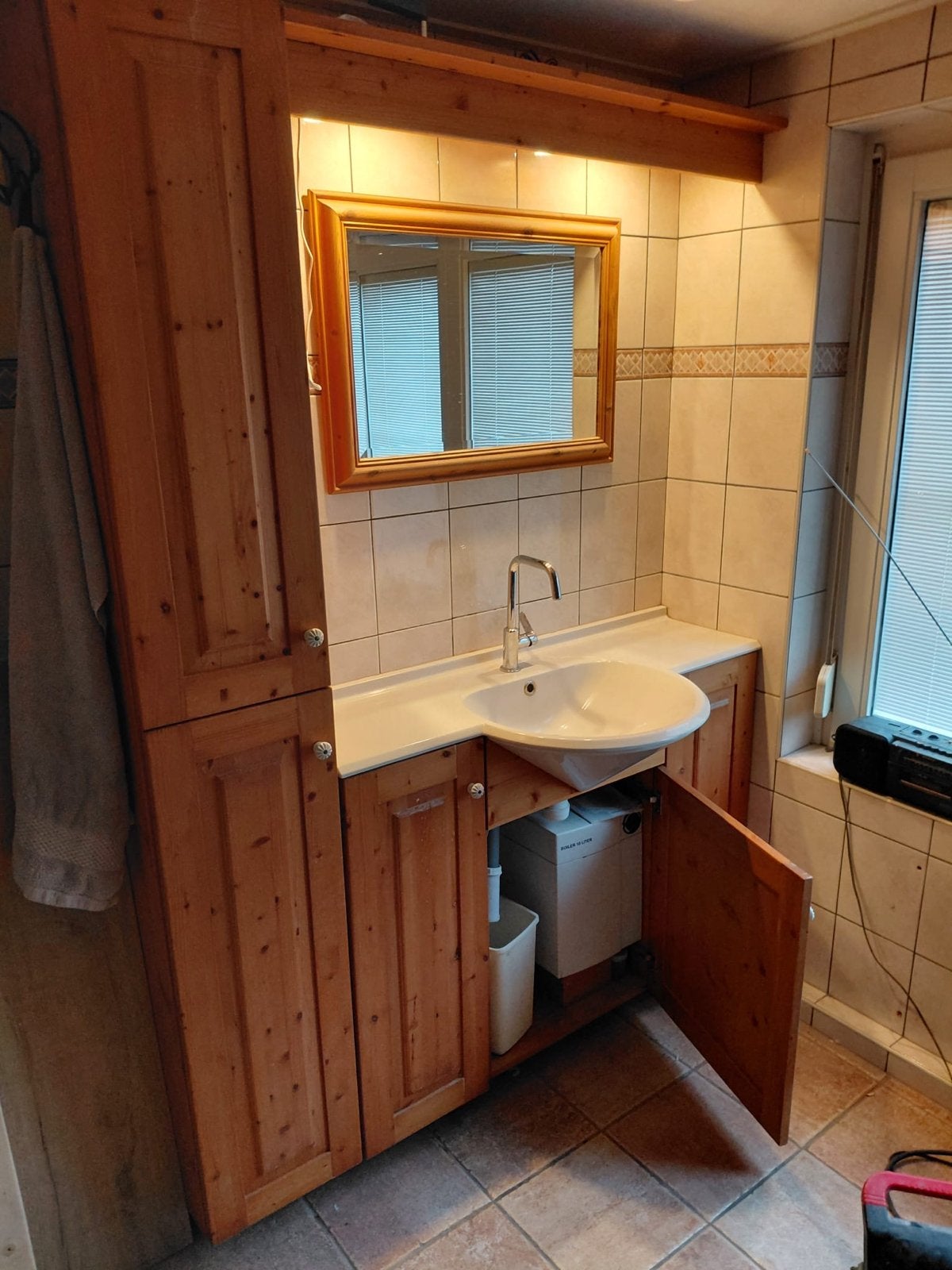 Houten badkamermeubel met wastafel en spiegel, Ophalen, Gebruikt, 100 tot 150 cm, 25 tot 50 cm