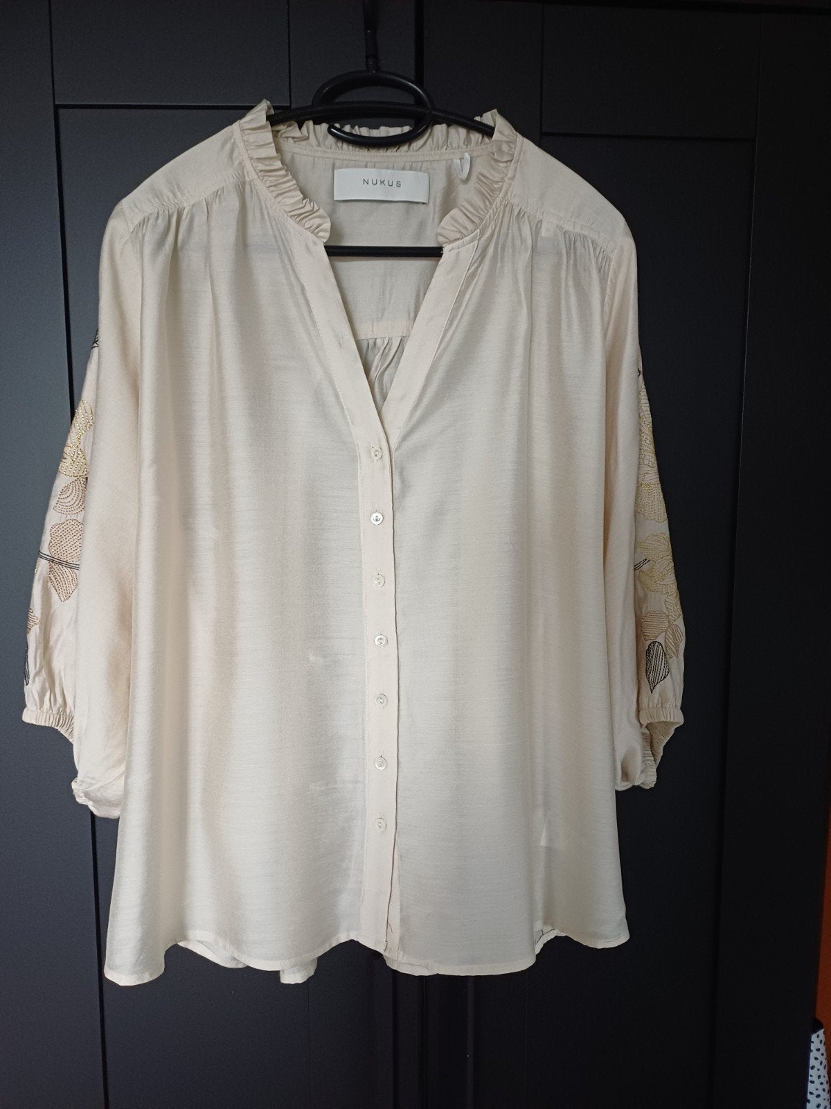 Bijna nieuwe NUKUS blouse met geborduurde mouw maat M, Ophalen of Verzenden, Zo goed als nieuw, Maat 38/40 (M)