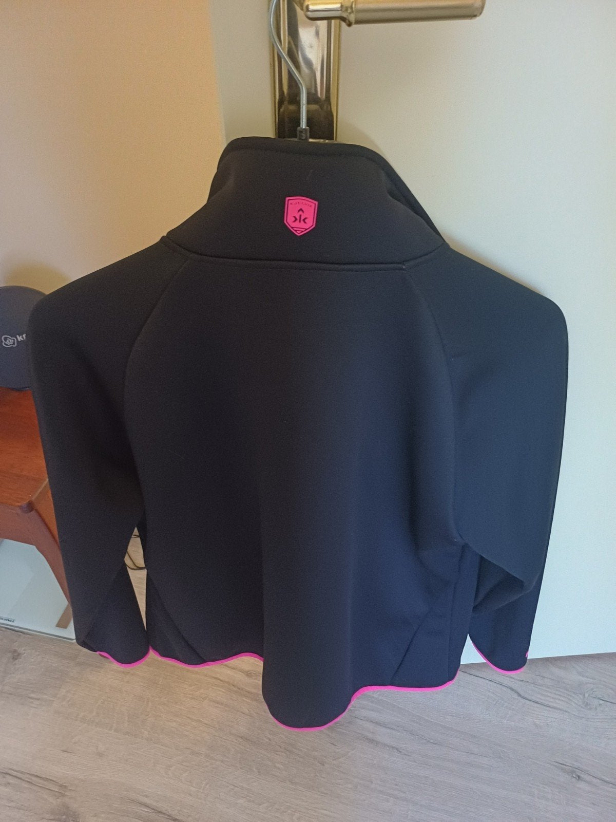 Kjelvik Softshell Jas Zwart/Roze Maat 48, Zwart, Maat 46/48 (XL) of groter, Ophalen of Verzenden, Zo goed als nieuw