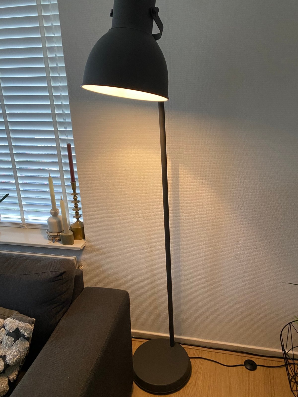 Ikea Hektar staande lamp - vloerlamp industrieel, Huis en Inrichting, Lampen | Vloerlampen, Ophalen, Zo goed als nieuw, Metaal