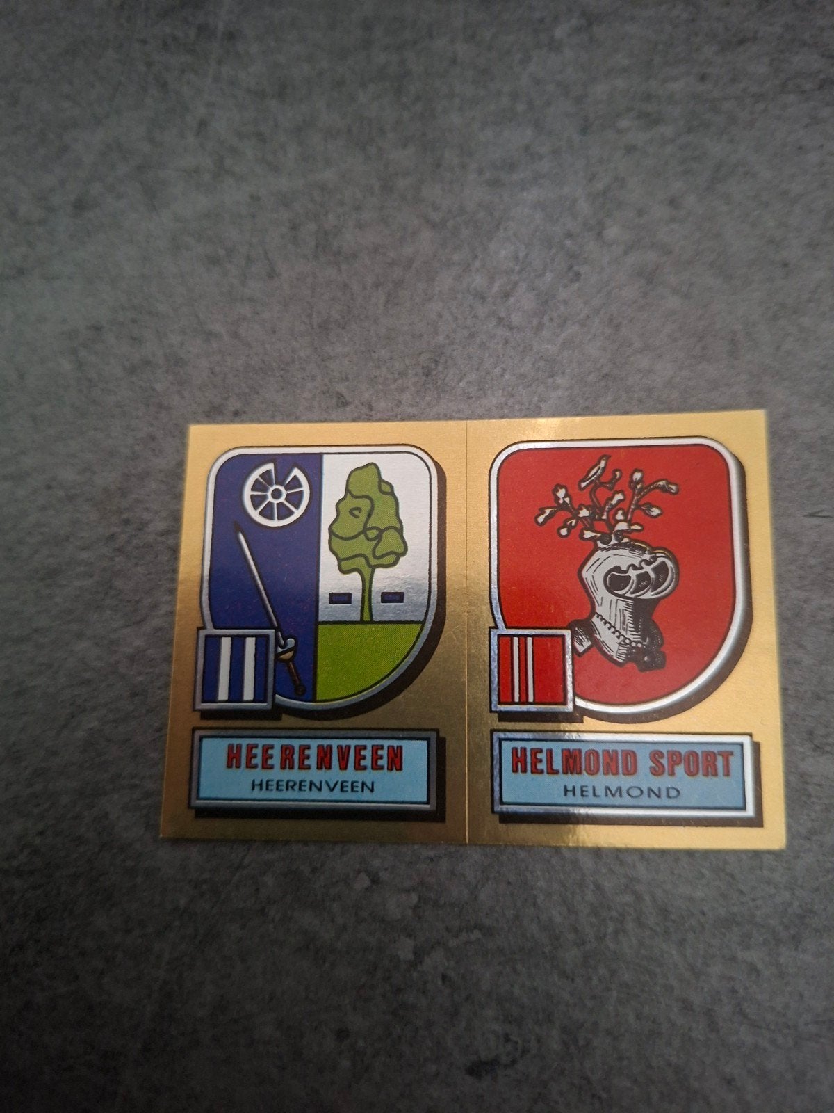 Panini sticker Voetbal 82. Emblemen Heerenveen/Helmond Sport, Ophalen of Verzenden, Zo goed als nieuw, Sticker