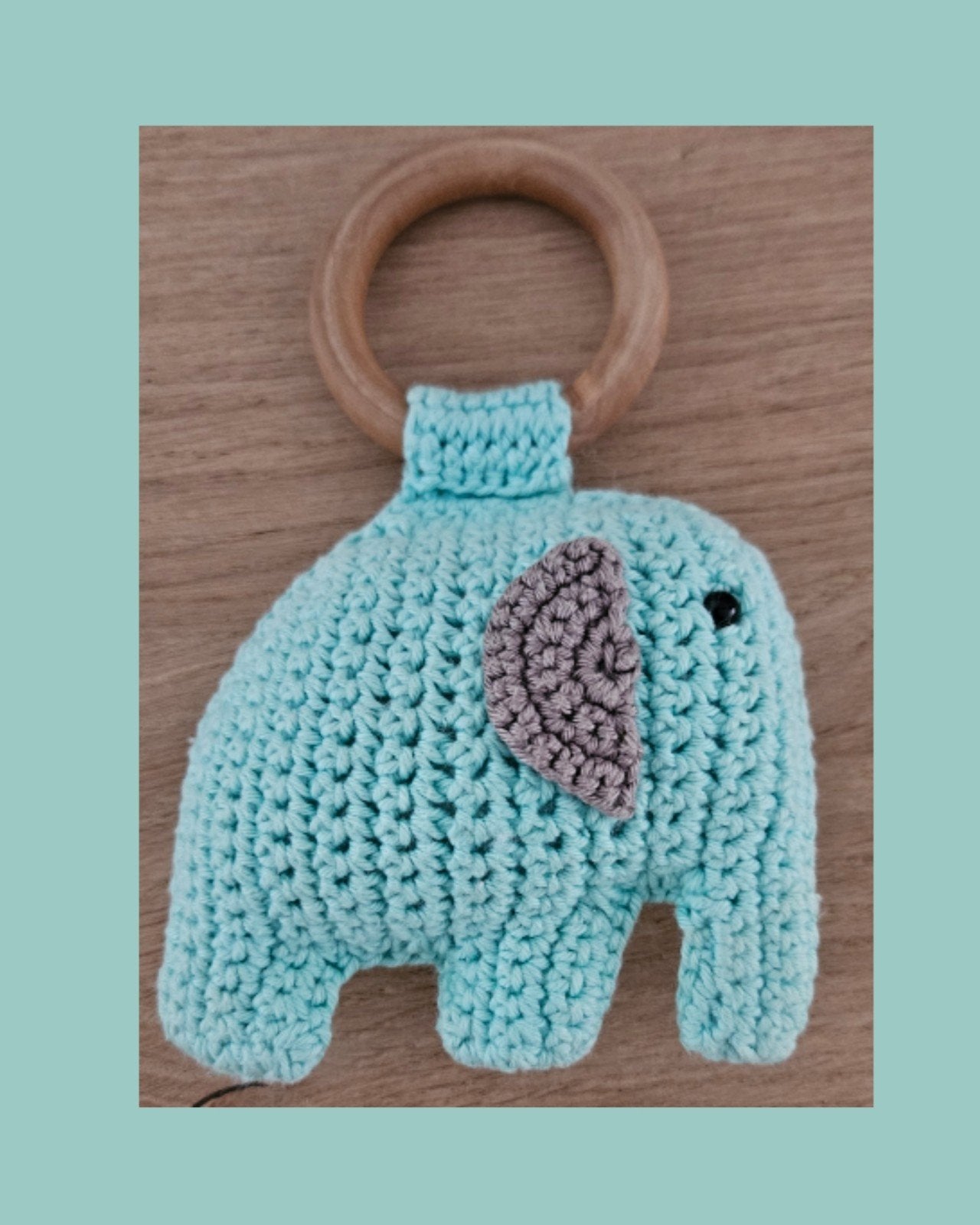Lief gebreid olifantje met houten ring.
Met een leuk ritsele, Ophalen of Verzenden
