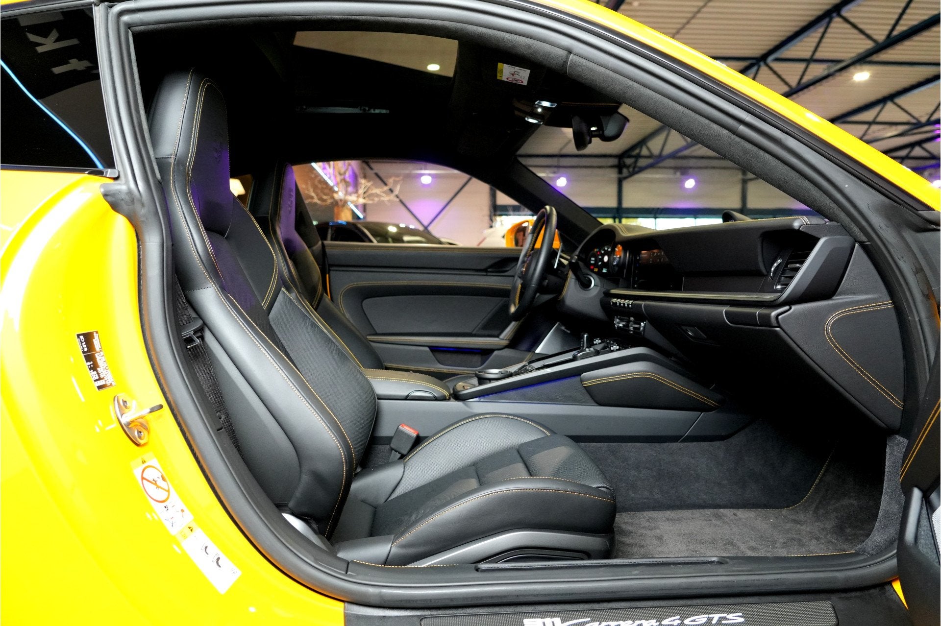Porsche 911 3.0 Carrera 4 GTS 353kW/480pk Aut8 PCCB + PTS SI, Automaat, Gebruikt, Met garantie (alle), Vierwielaandrijving