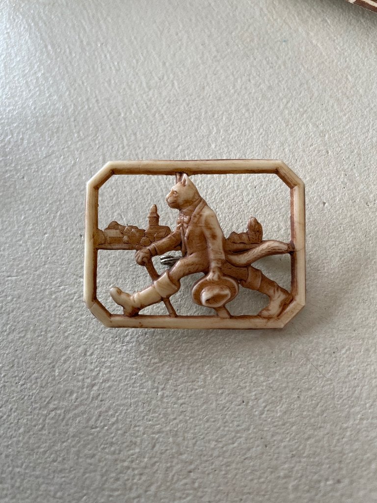 Antieke handgesneden broche De Gelaarsde Kat (Been), Ophalen of Verzenden