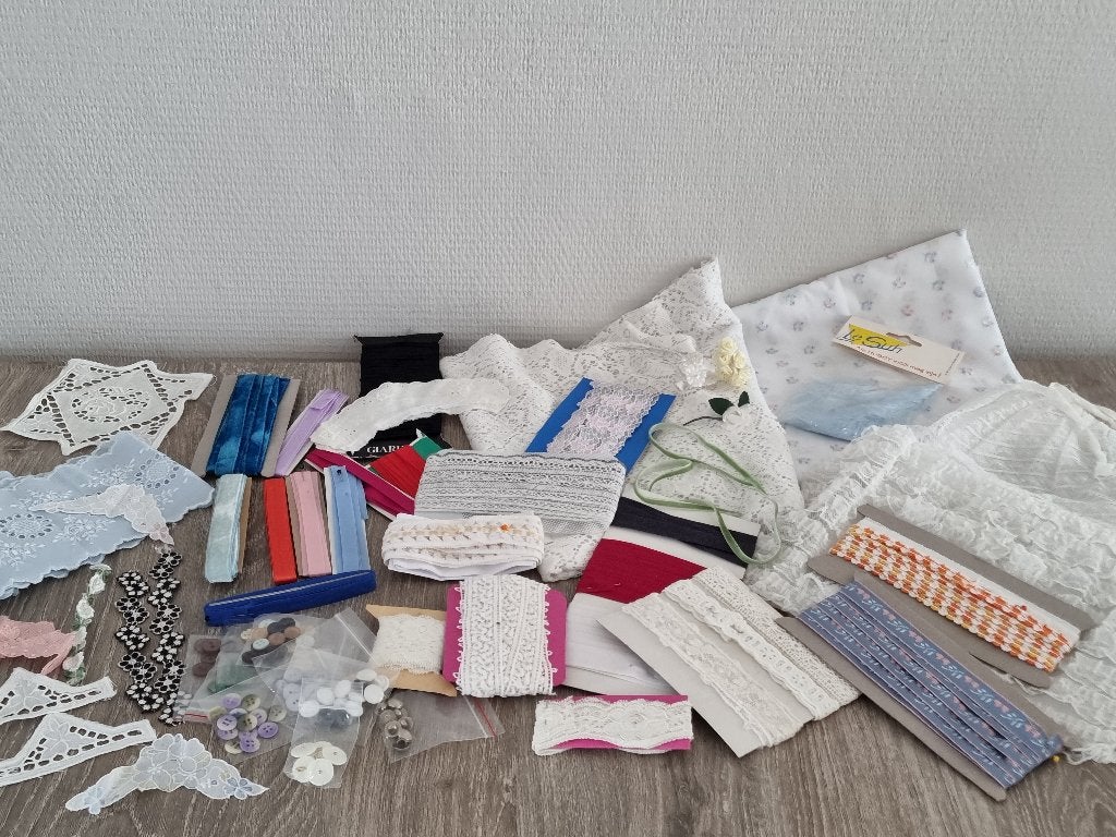Veel stoffen en Kantjes ., Ophalen of Verzenden, Zo goed als nieuw
