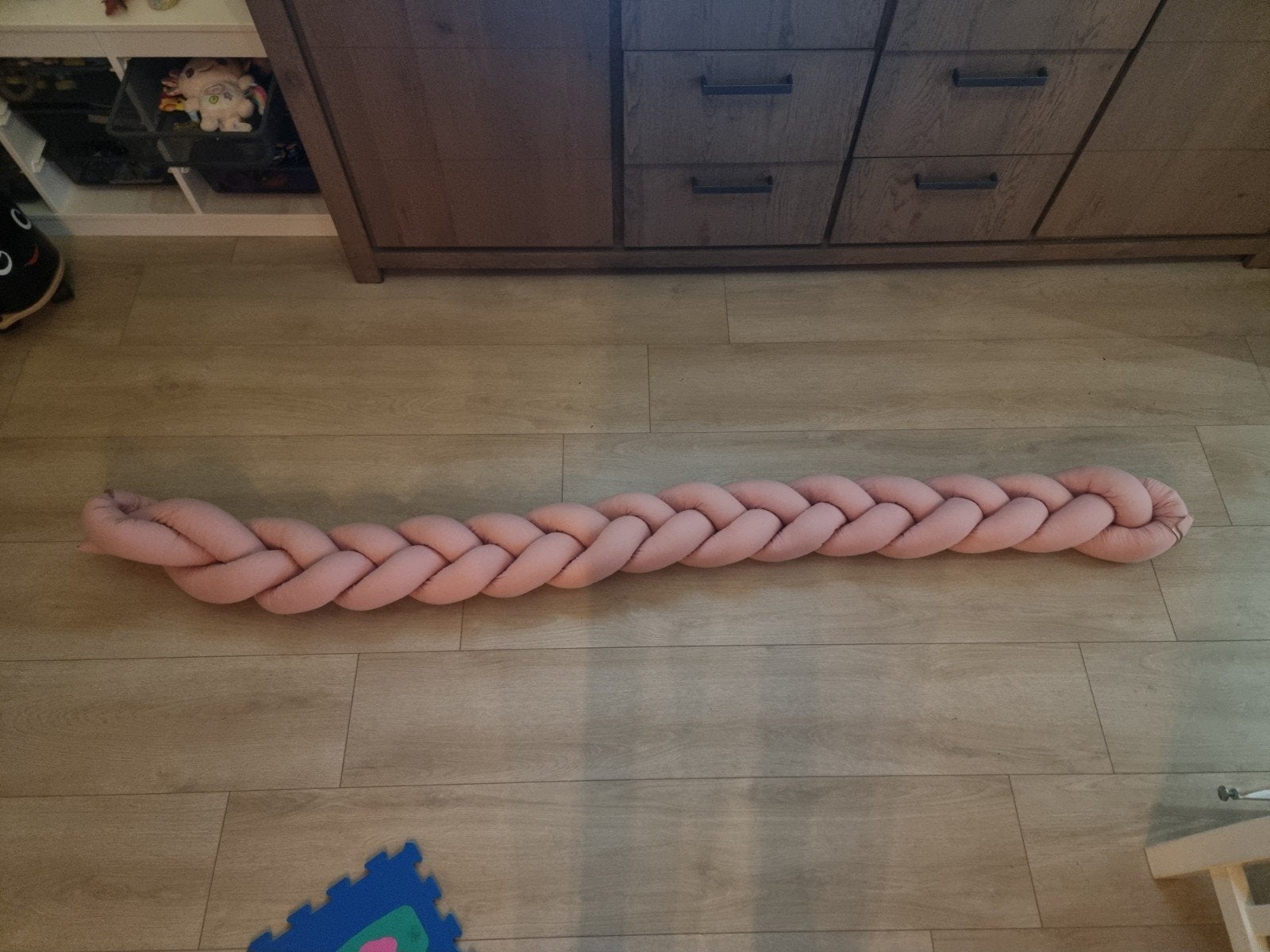 Roze gevlochten bedomrander - 2.10 meter, Kinderen en Baby's, Ophalen, Gebruikt, Meisje, Ledikant