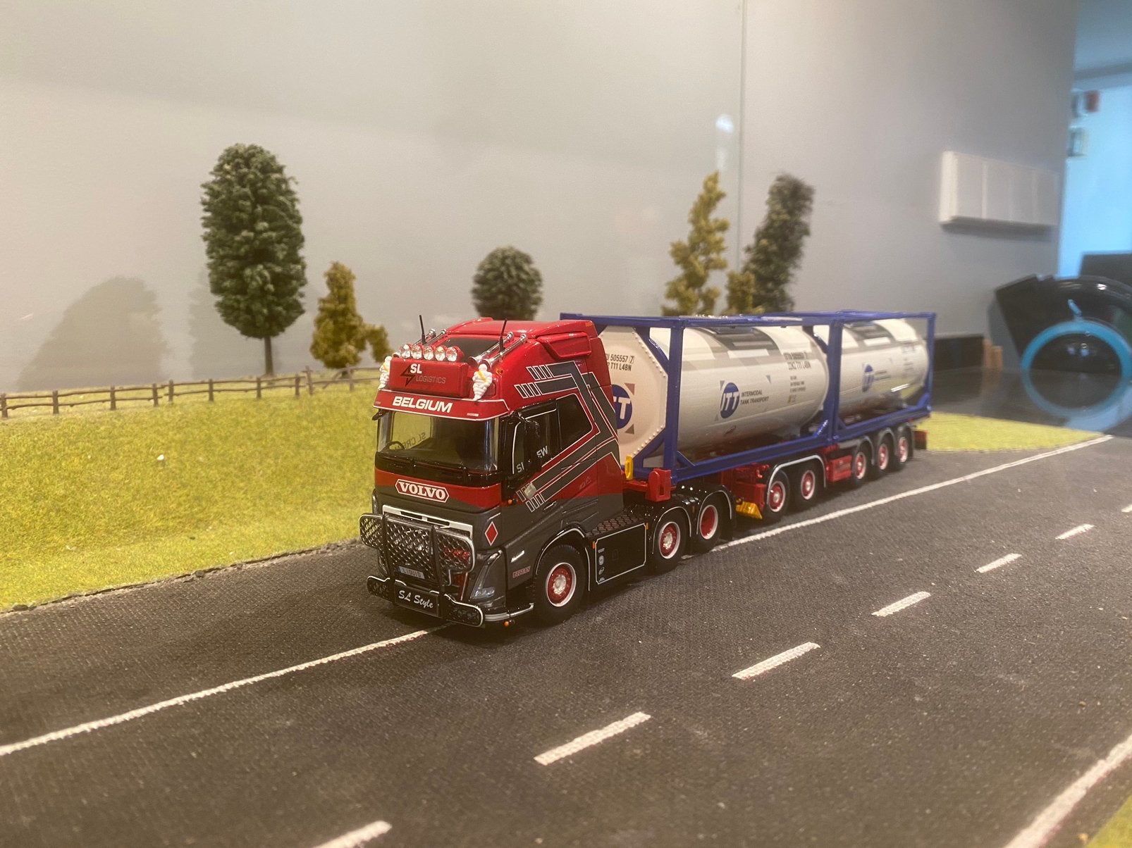 Volvo FH met containerchassis en tankcontainers van SL, Ophalen of Verzenden, Zo goed als nieuw, Bus of Vrachtwagen, Tekno