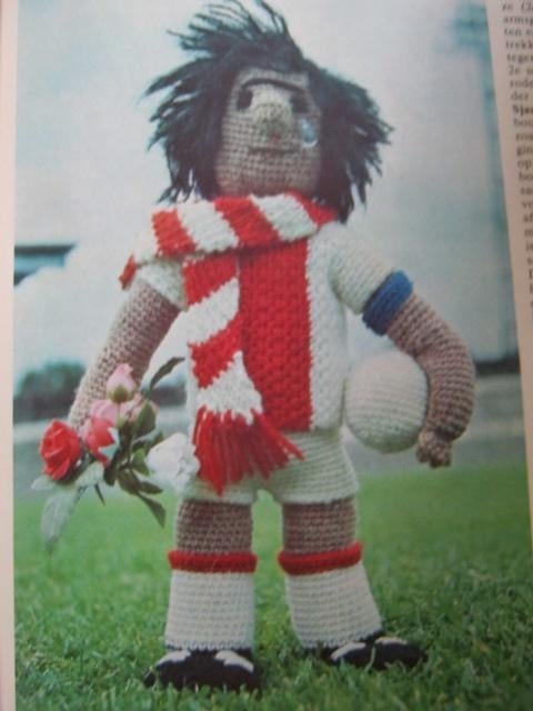 Breipatroon Voetbal   Popje 26 cm    nr 6311 74, Verzenden, Nieuw, Breien, Patroon of Boek