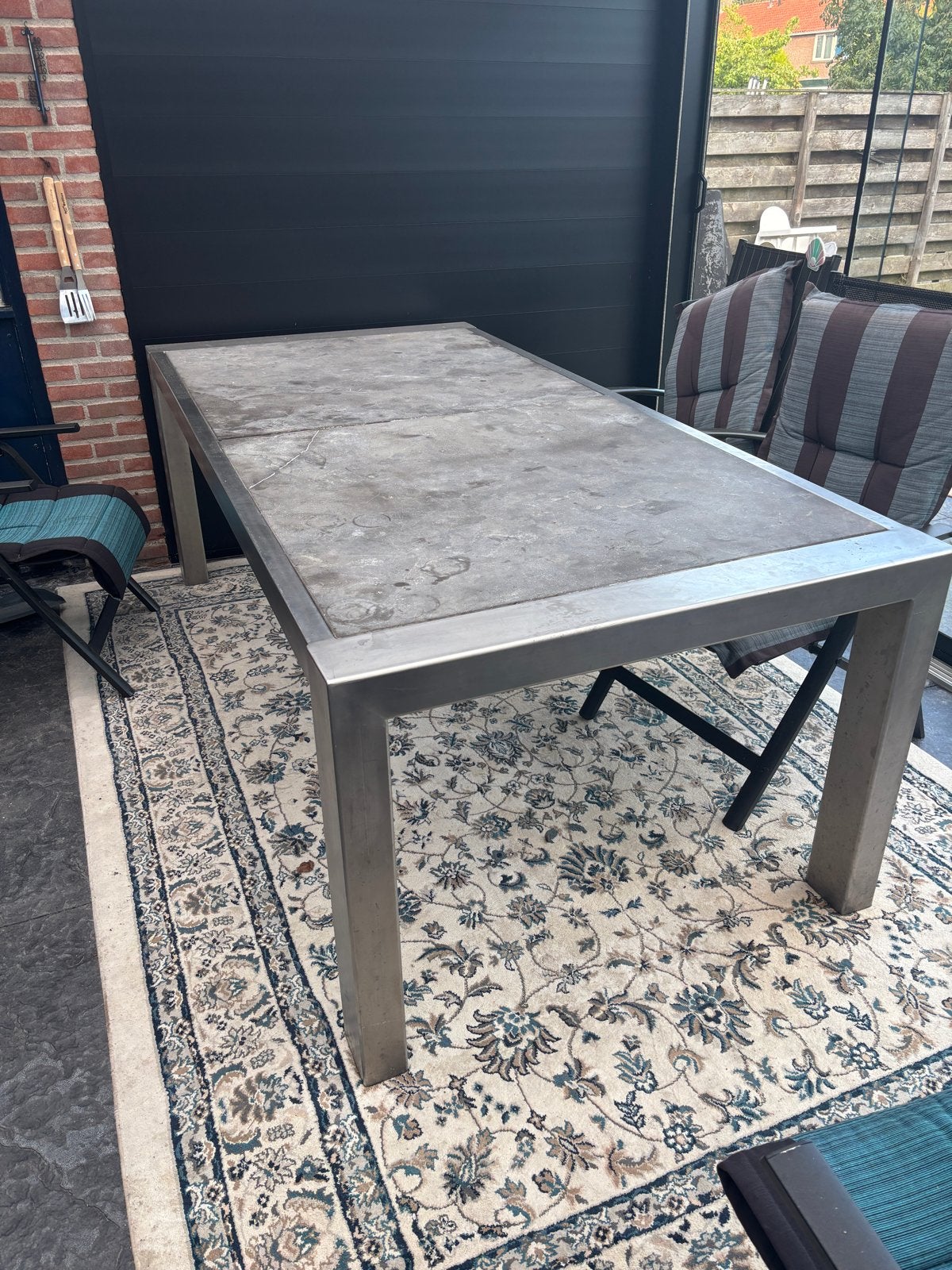 Grote tuintafel met metalen frame en betonnen blad