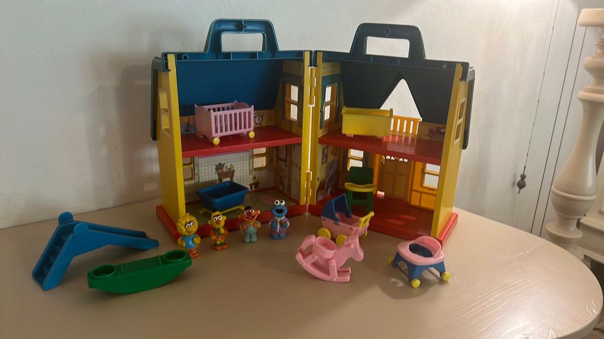 Draagbaar poppenhuis met bert en ernie en hun vriendjes, Ophalen, Zo goed als nieuw