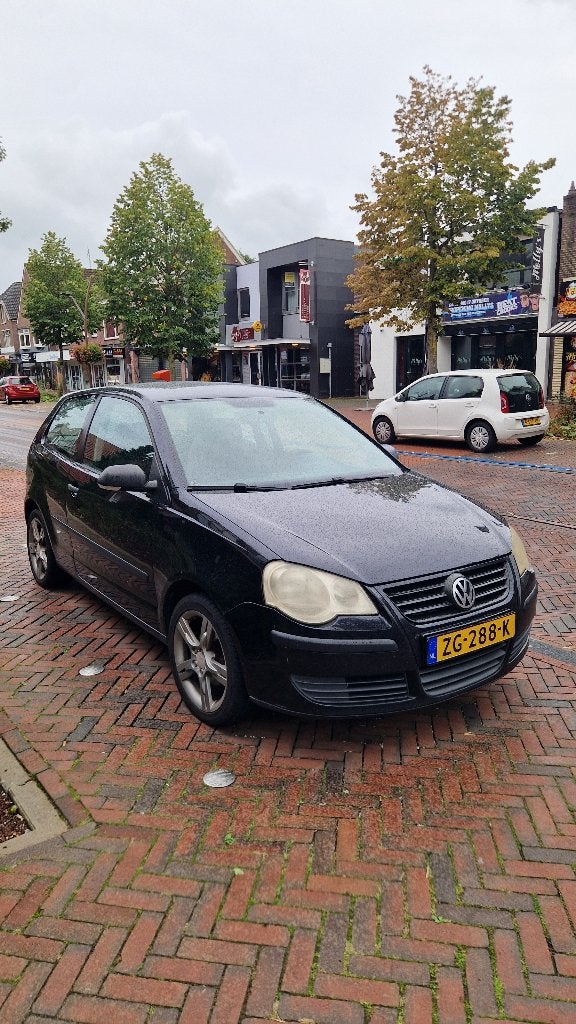 VW Polo 1.4 55KW 2006 Zwart VW Polo 1.6 benzine- NIEUWE APK, Auto's, Voorwielaandrijving, 15 km/l, 74 pk, Zwart