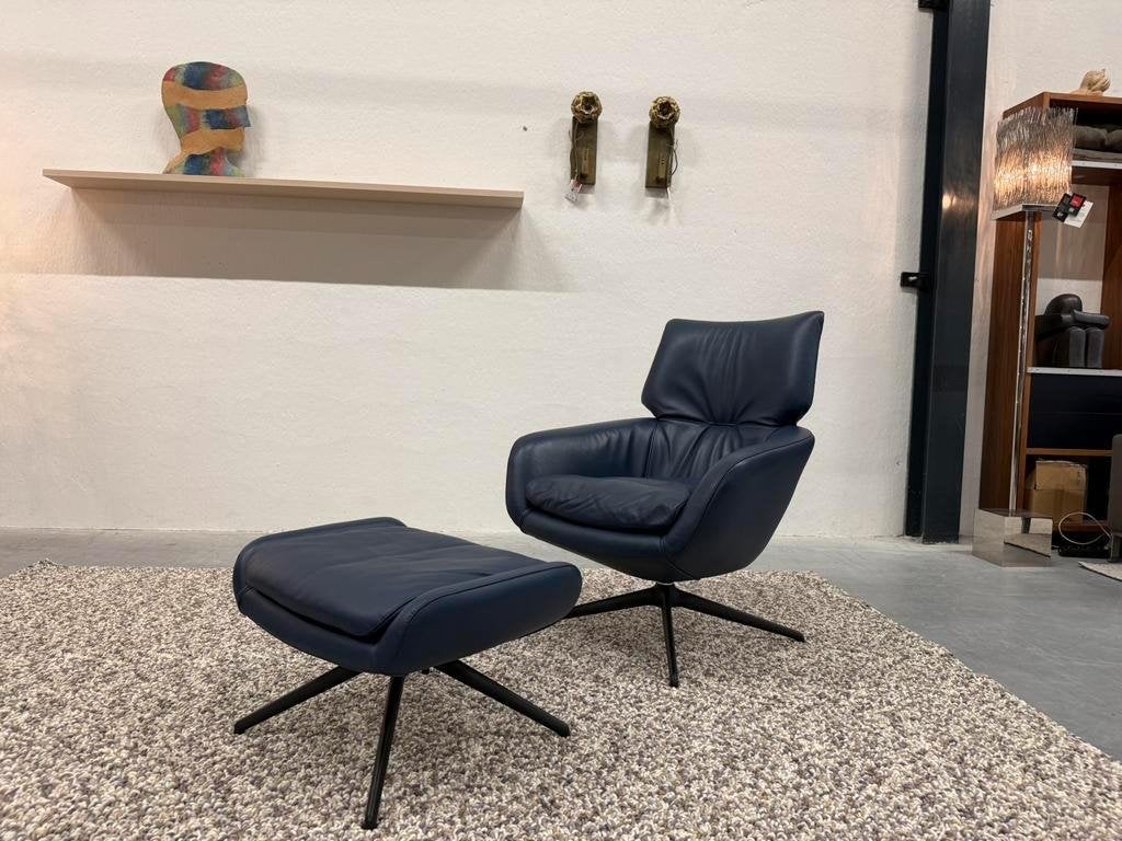 Nieuwstaat leolux Lloyd draai fauteuil met poef blauw leer