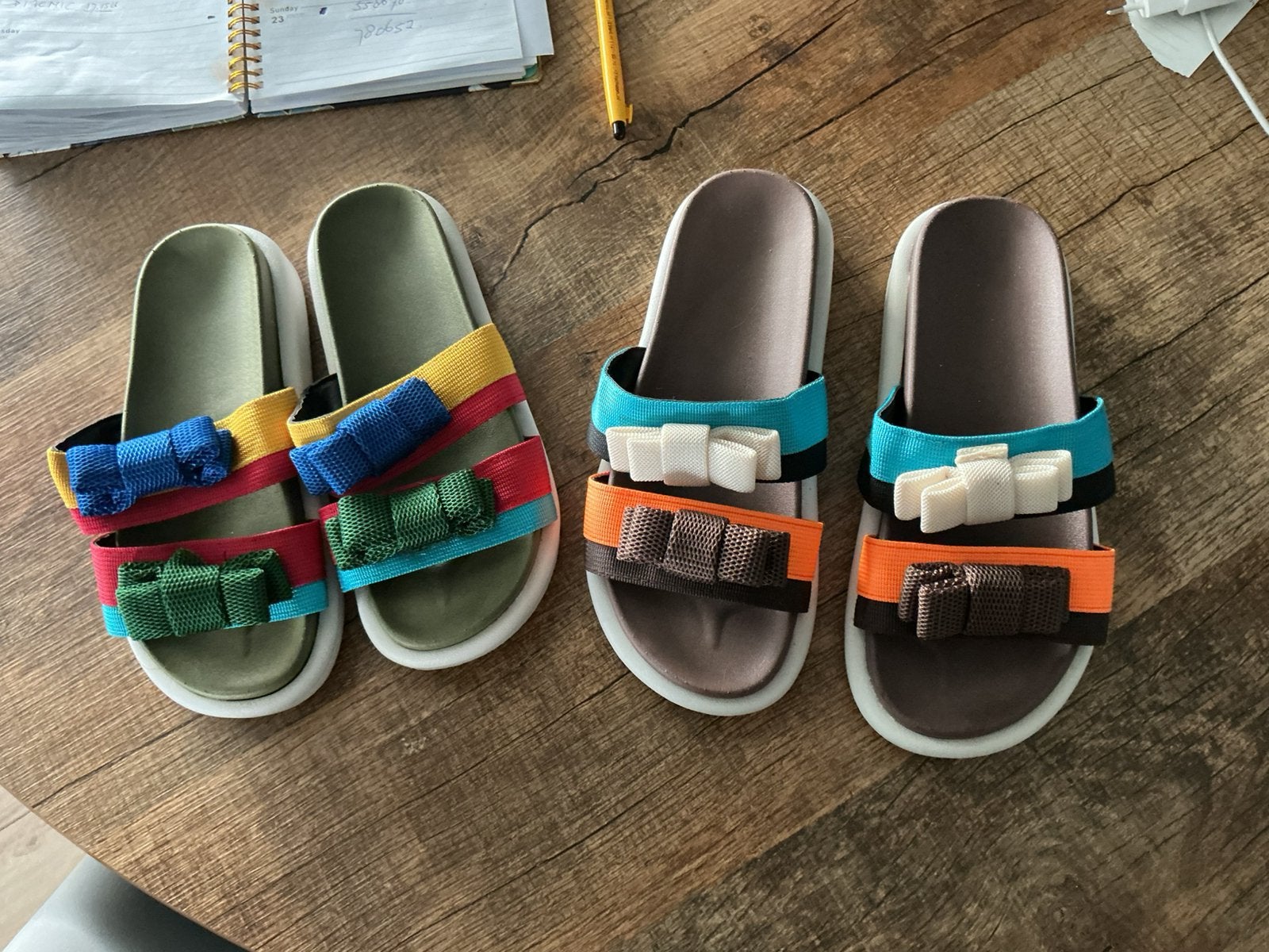 Gekleurde slippers maat 35 en 39, Overige kleuren, Zo goed als nieuw, Ophalen, Slippers