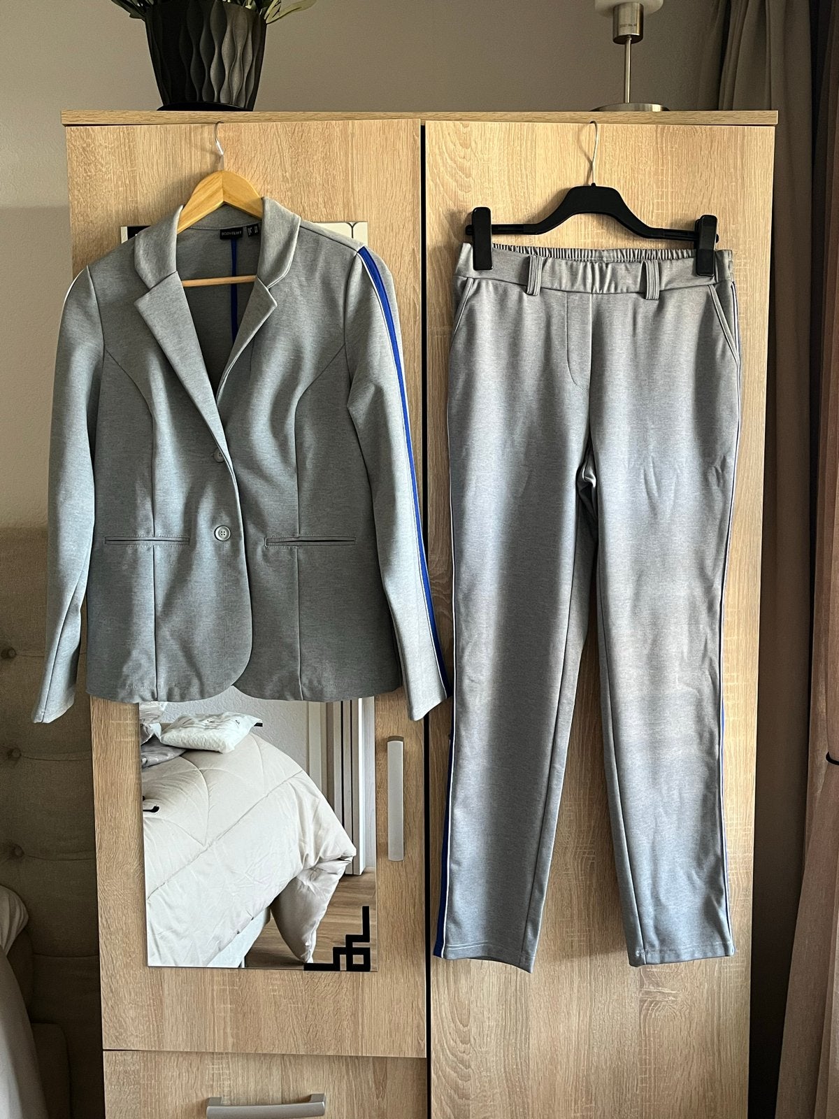 Grijs broekpak met blauwe streep 36/38, Ophalen of Verzenden, Zo goed als nieuw, Maat 36 (S), Grijs