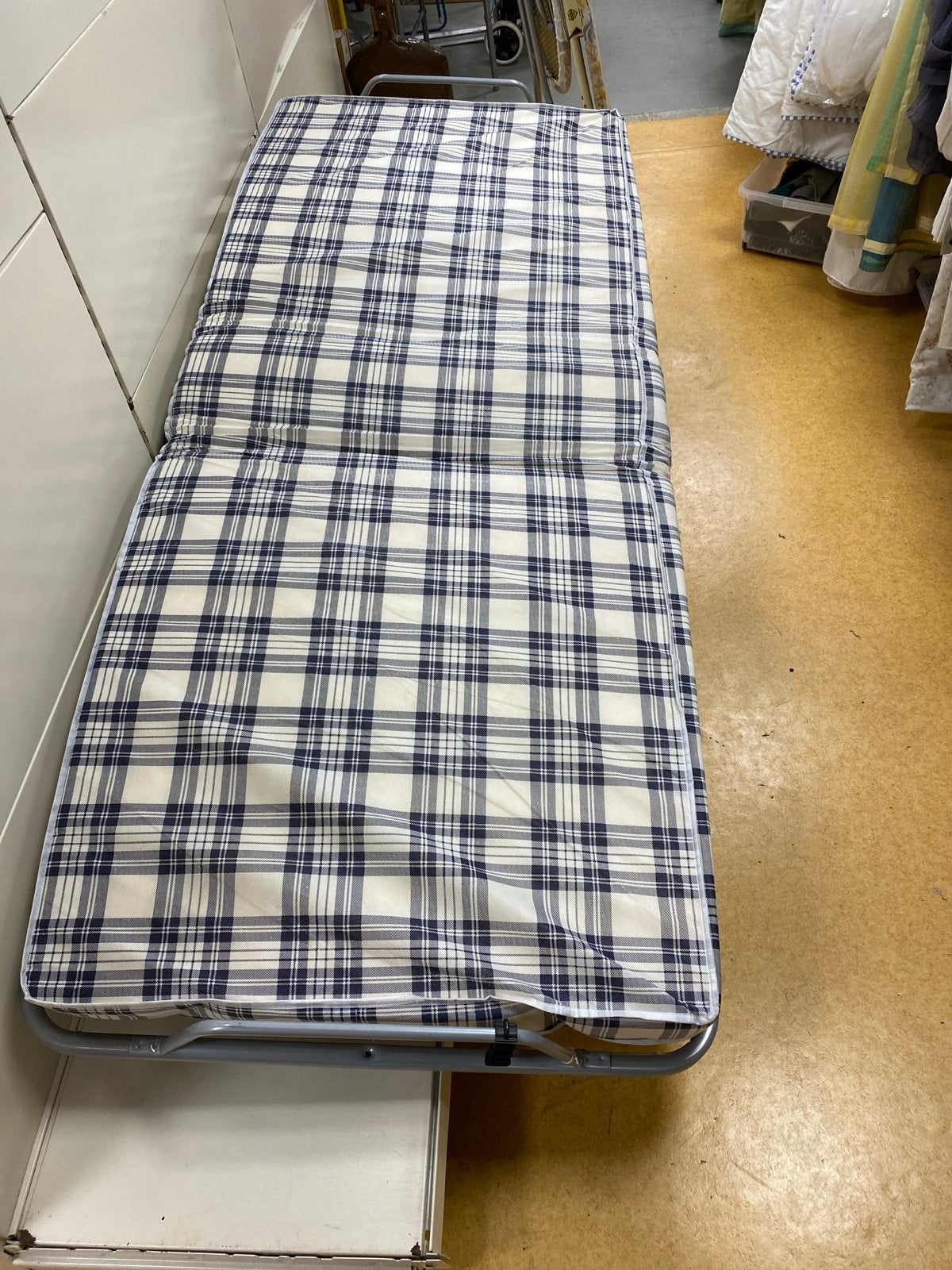 Opvouwbaar logeerbed met geruit matras, Huis en Inrichting, Ophalen, Eenpersoons, Blauw, 190 cm of minder