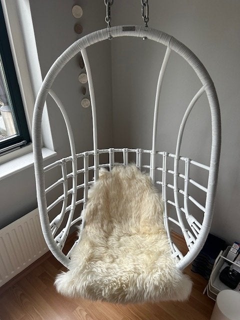 egg chair Sissy Boy met echte schapenvacht, Huis en Inrichting, Fauteuils, Ophalen, Zo goed als nieuw, Hout