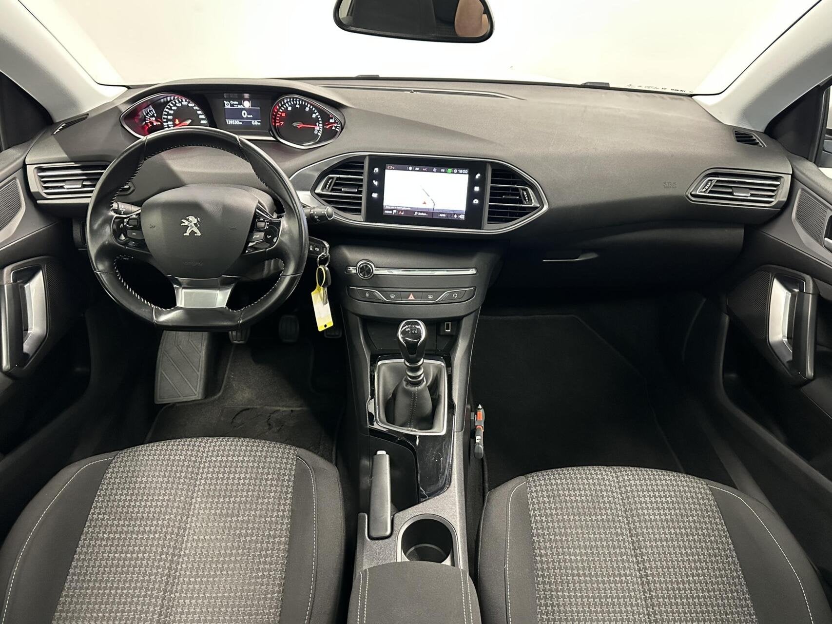 Peugeot 308 SW 1.2 PureTech Blue Lease Executive PANO-APPLE, Voorwielaandrijving, Gebruikt, Euro 6, 1199 cc