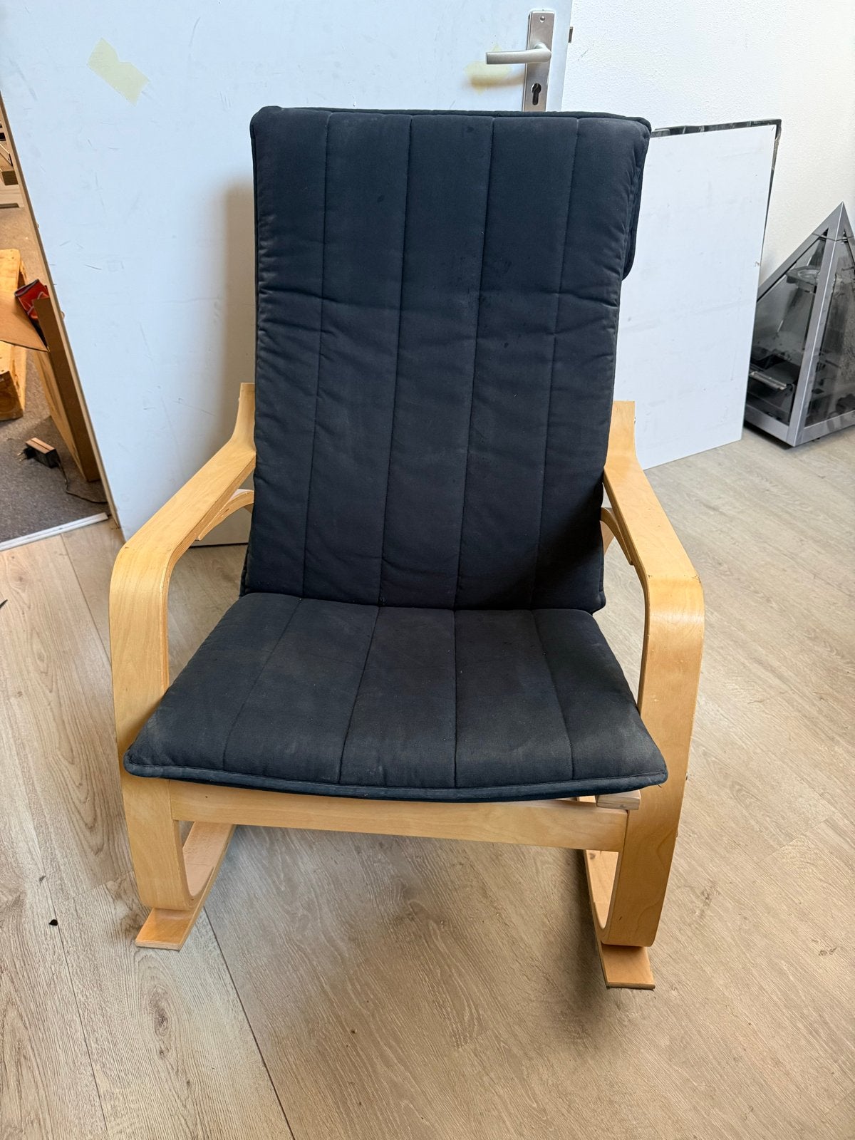 Ikea Poäng schommelstoel met zwart kussen, Huis en Inrichting, Ophalen, Gebruikt, Zwart, Eén