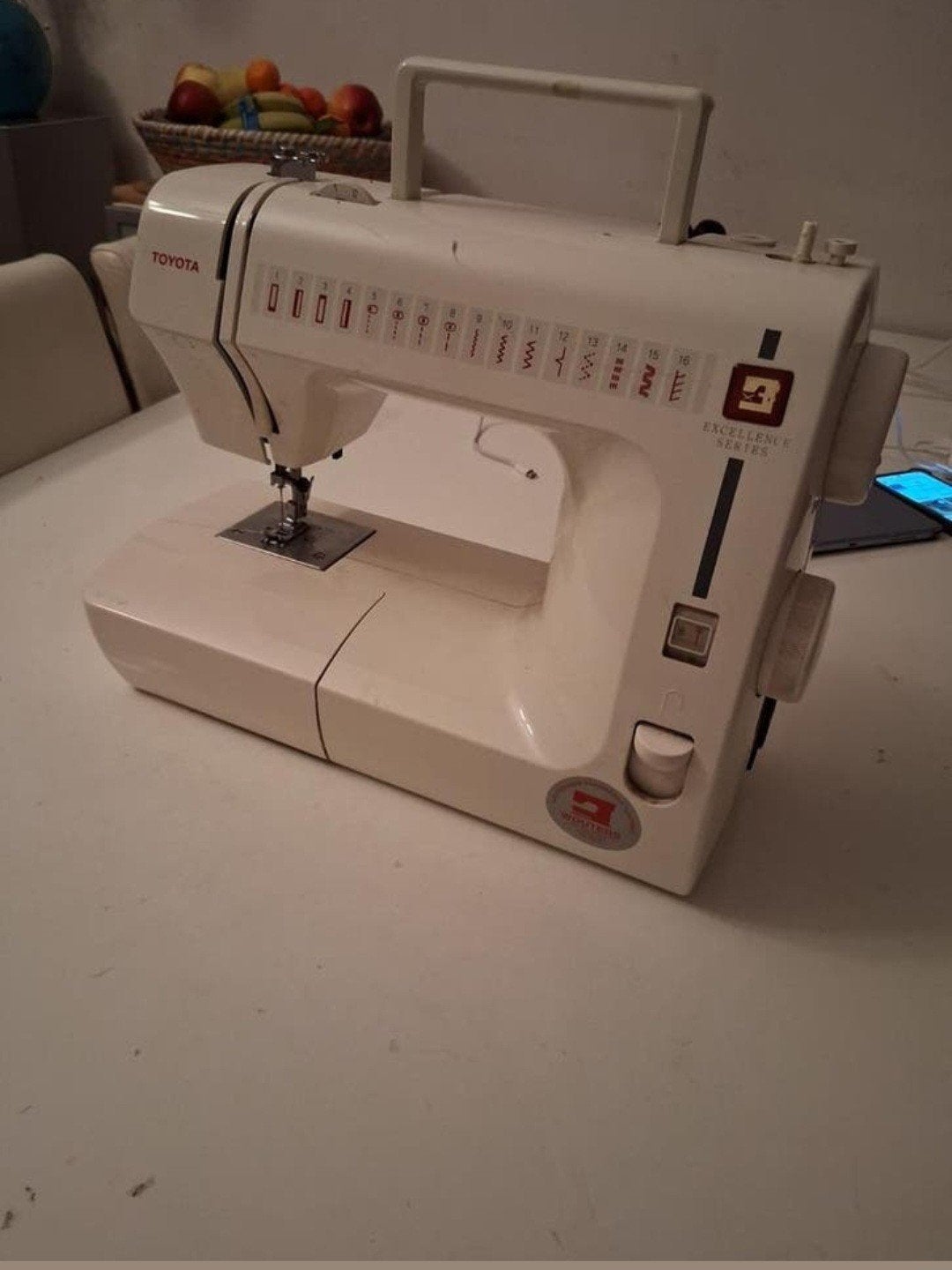 Te koop, Toyota merk elektrisch Naaimachine.zonder oplader, Ophalen