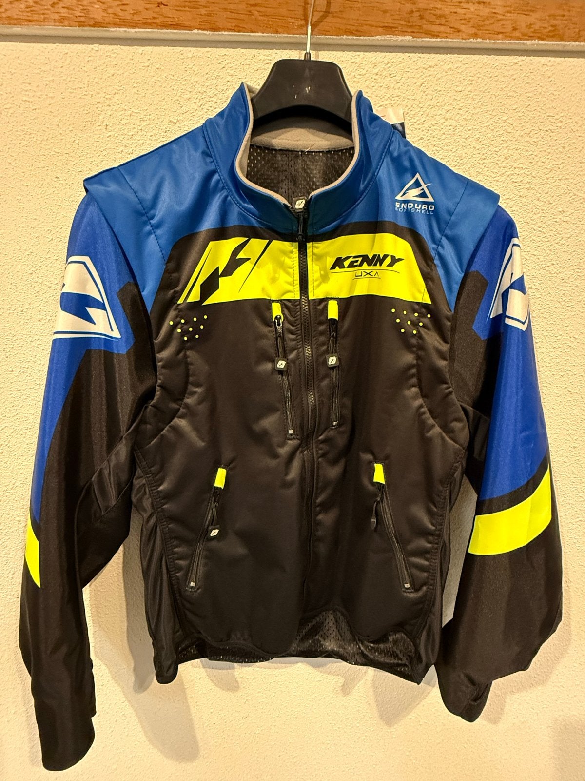 Nieuwe Kenny Endurojas Mt M - Blauw/Zwart/Geel, Nieuw met kaartje, Jas | textiel, Ophalen of Verzenden, Heren