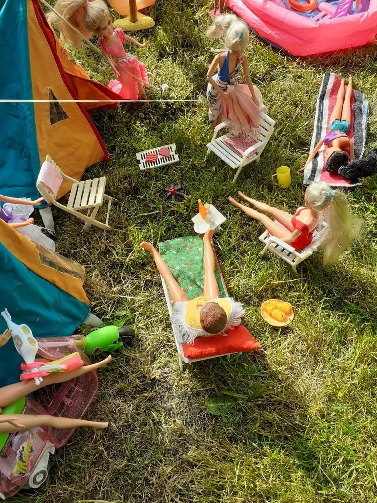 Barbie aan het kamperen,met zwembad, scooter, , poppen, Ophalen of Verzenden, Gebruikt, Barbie
