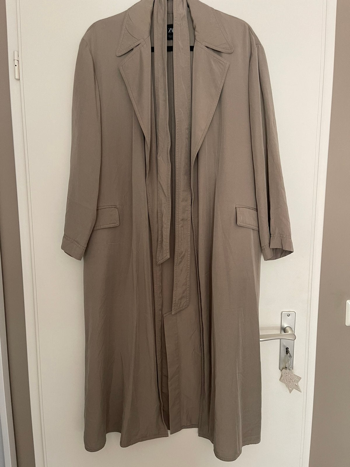 Zara trenchcoat maat M, Ophalen of Verzenden, Zo goed als nieuw, Maat 38/40 (M), Beige