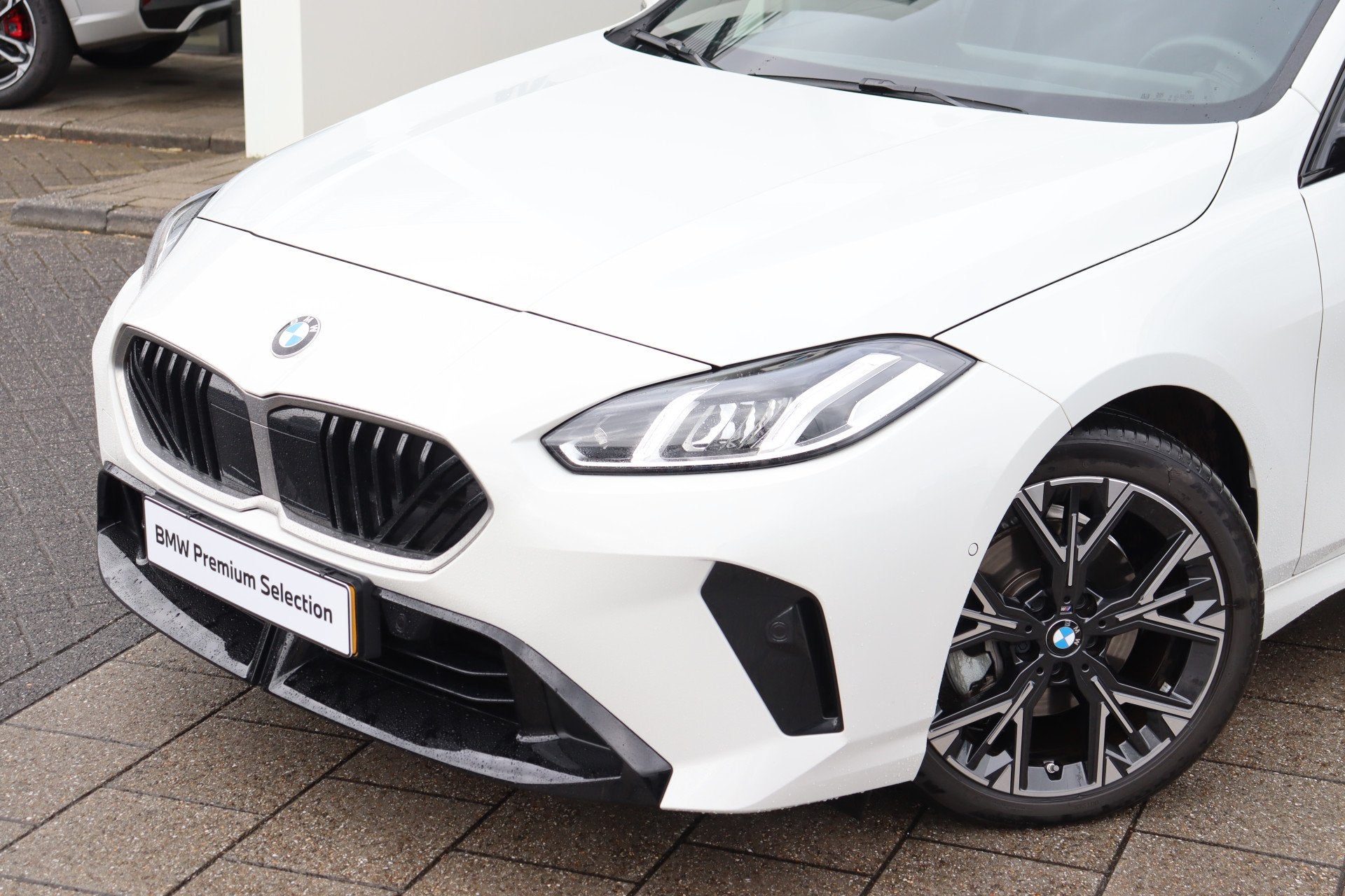 BMW 1 Serie 120 M Sport Automaat / Sportstoelen / M Adaptief, Auto's, Dealer onderhouden, 156 pk, Met garantie (alle), Wit
