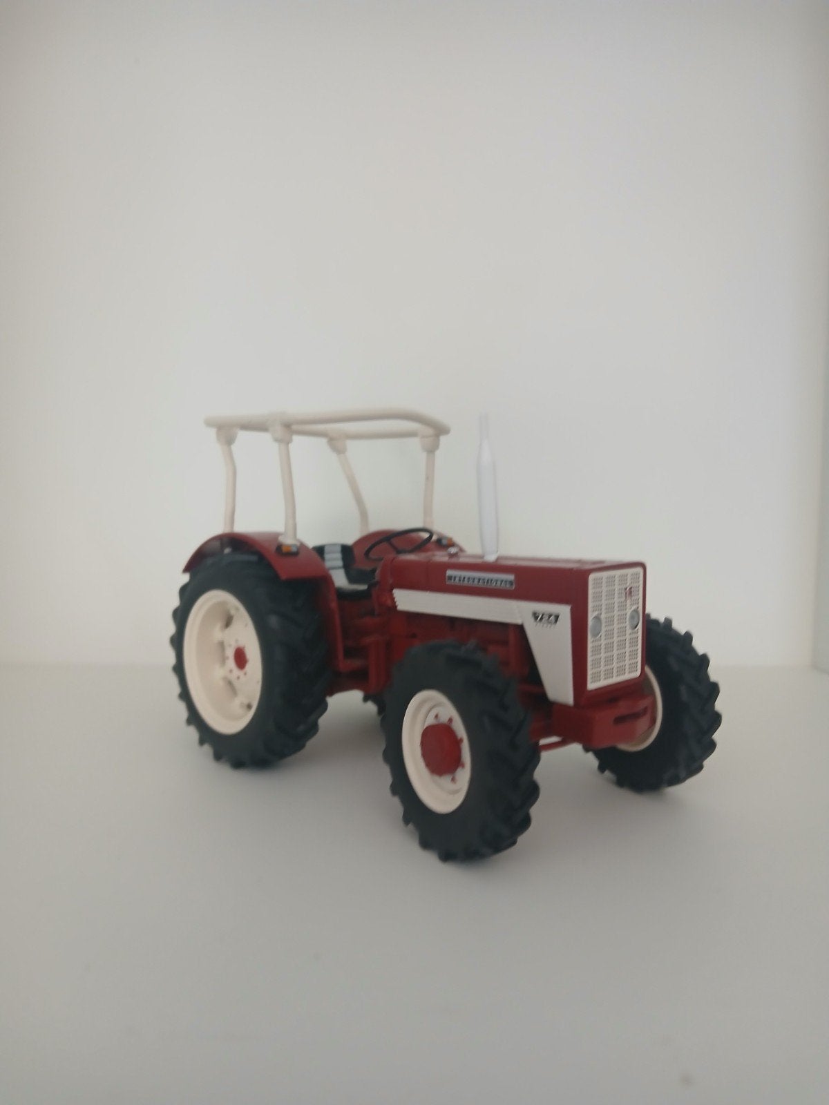 International 724 schaal 1.32, Ophalen of Verzenden, Zo goed als nieuw, Tractor of Landbouw, Overige merken